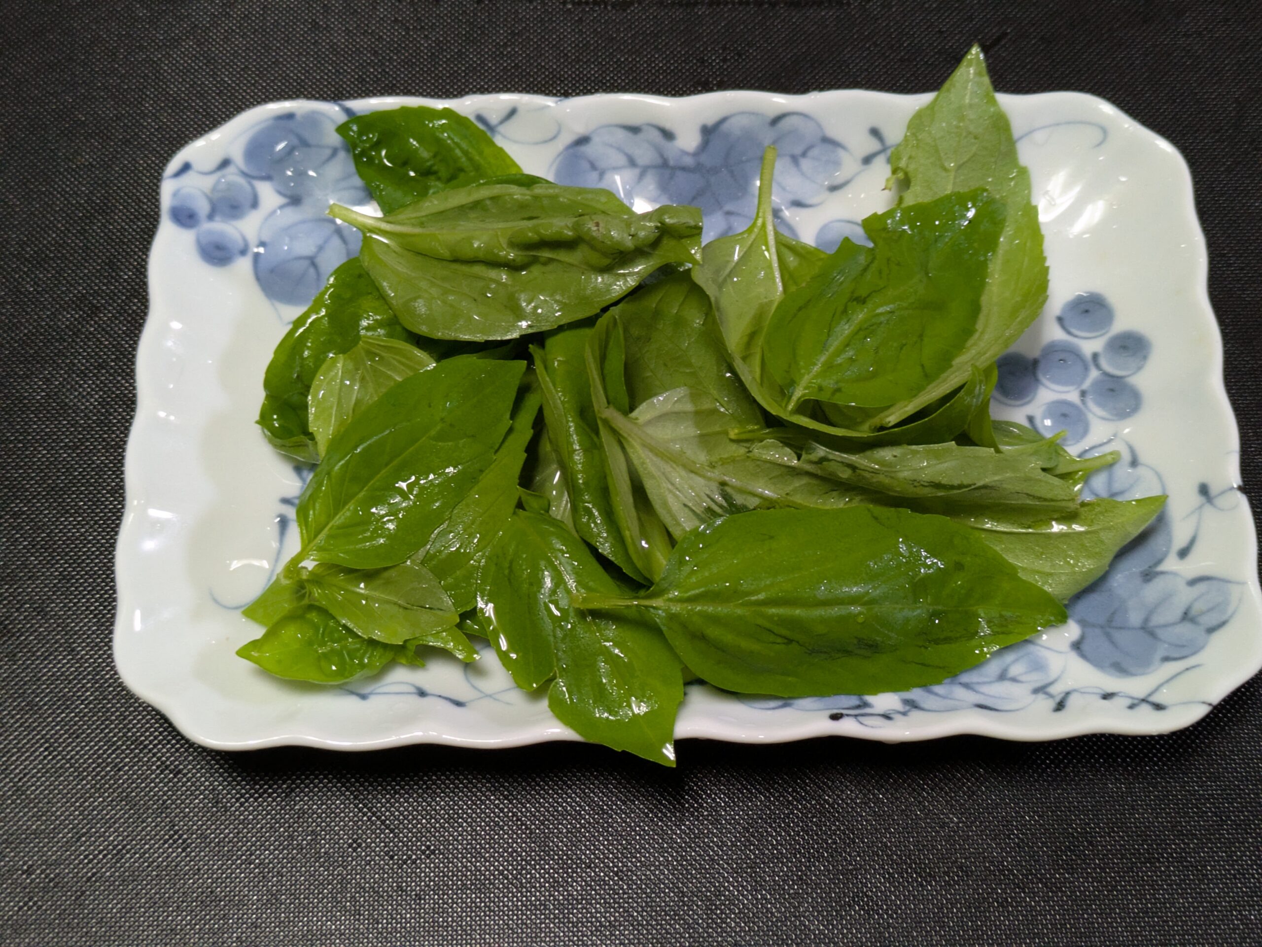 茎から外して洗った家庭菜園のバジルの葉