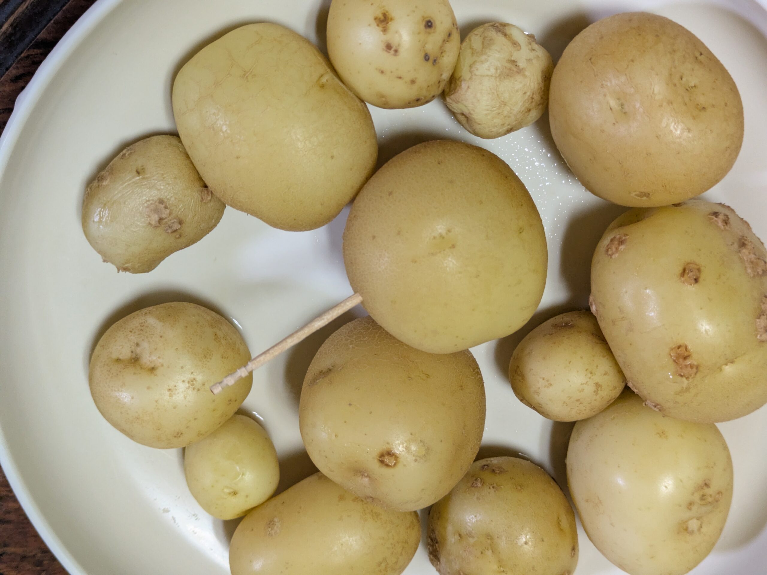 電子レンジで加熱して爪楊枝で火の通りを確認したジャガイモ