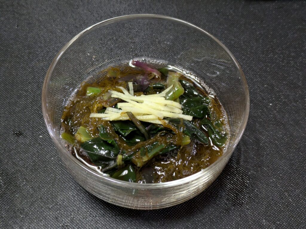石川県産生もずくと金時草を合わせた酢の物