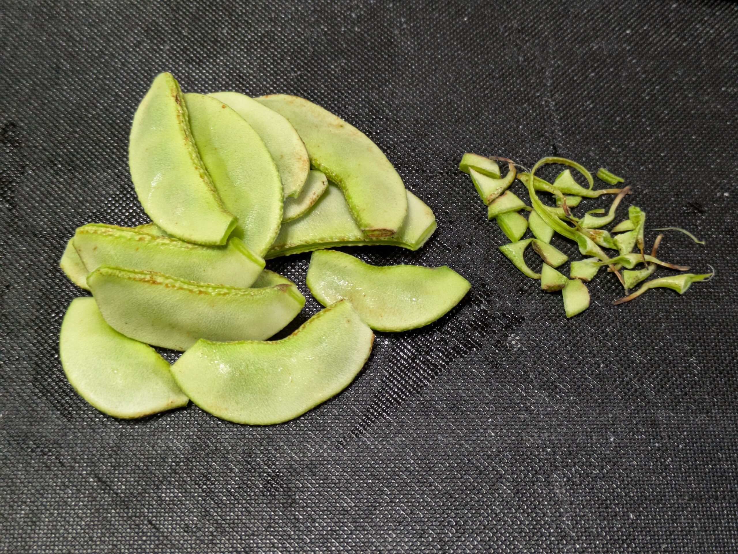 千石豆のスジとヘタを取ったところ