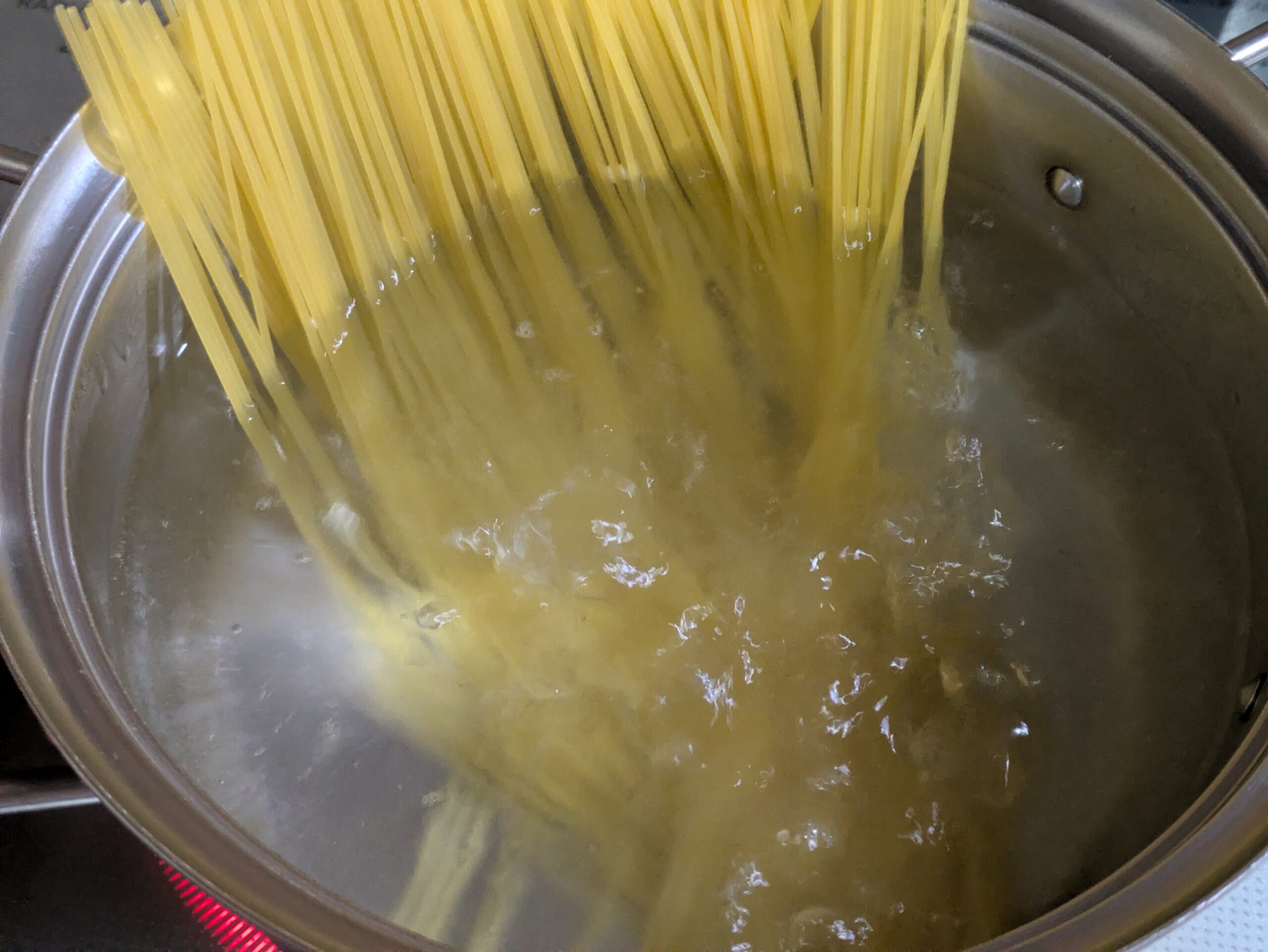 鍋でパスタを茹でている様子