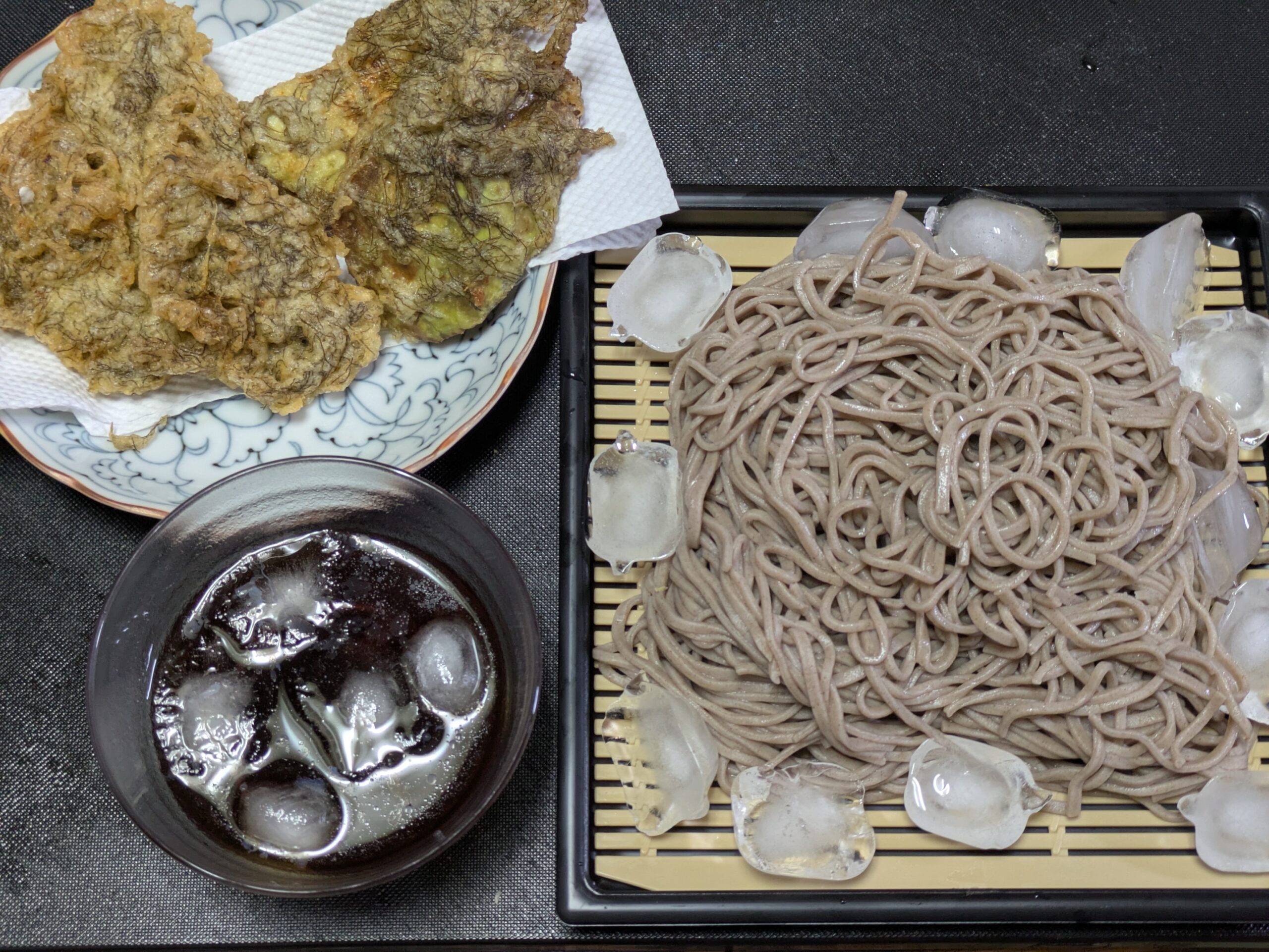もずくの天ぷらと緑ナスのもずく天ぷらを添えたそば