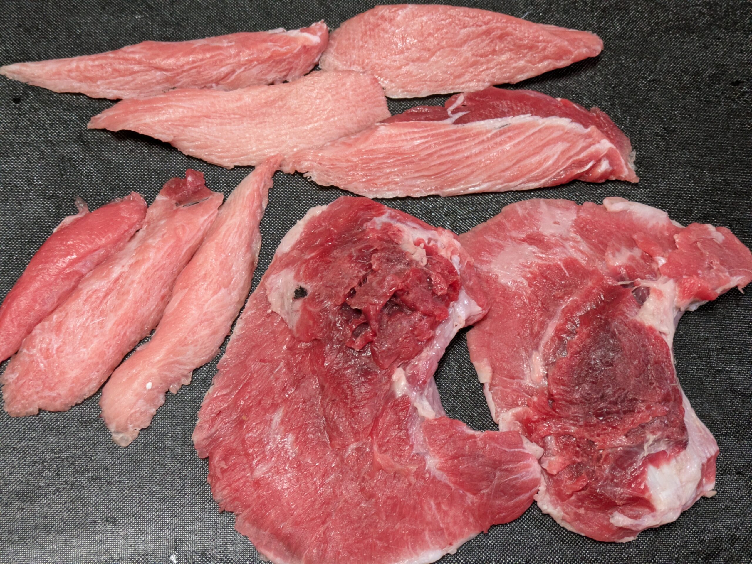 七輪焼肉用に用意したマグロのカマトロとホホ肉