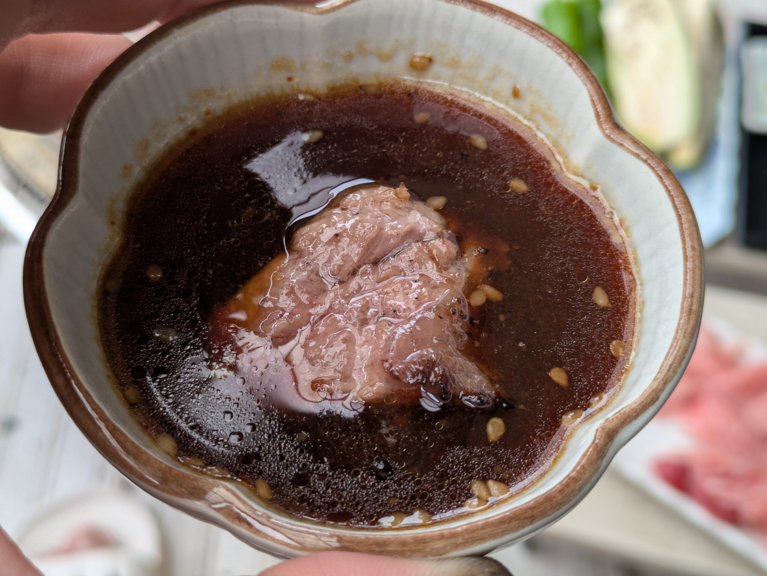 焼肉のタレにつけた七輪焼きのマグロのホホ肉