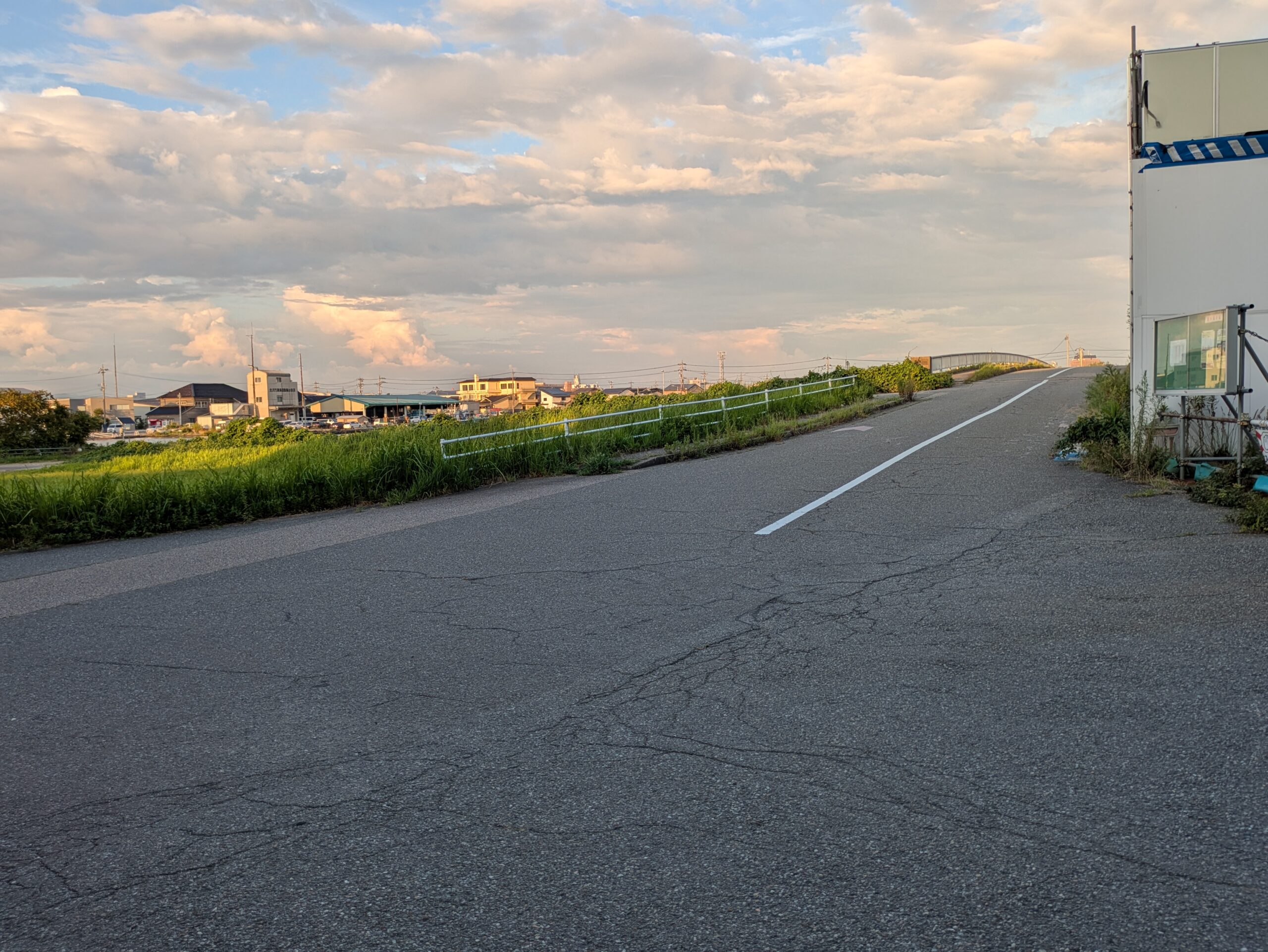 普正寺橋を渡った先の道路