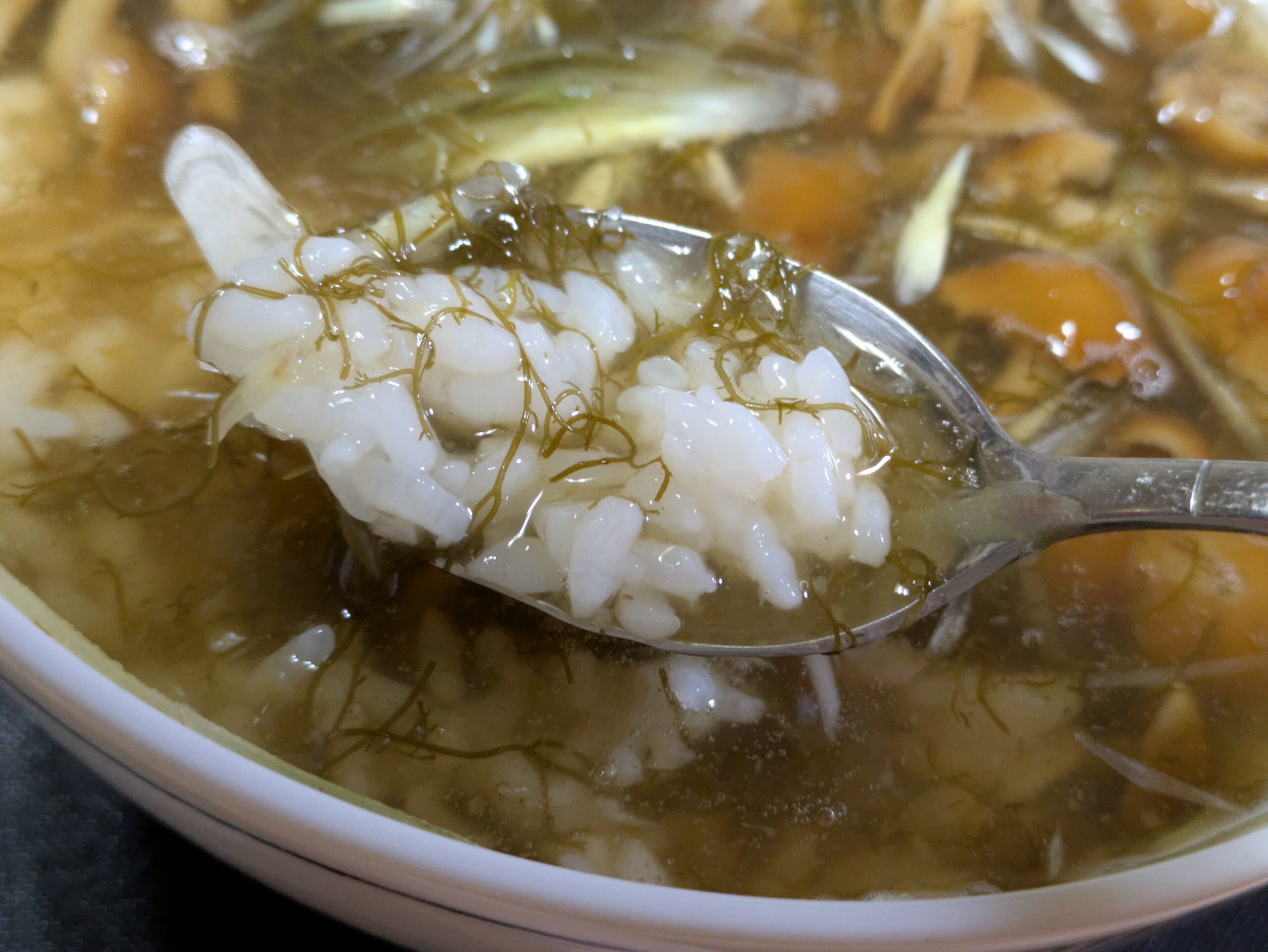 もずくとなめこのすまし汁にご飯と生姜を加えたところ