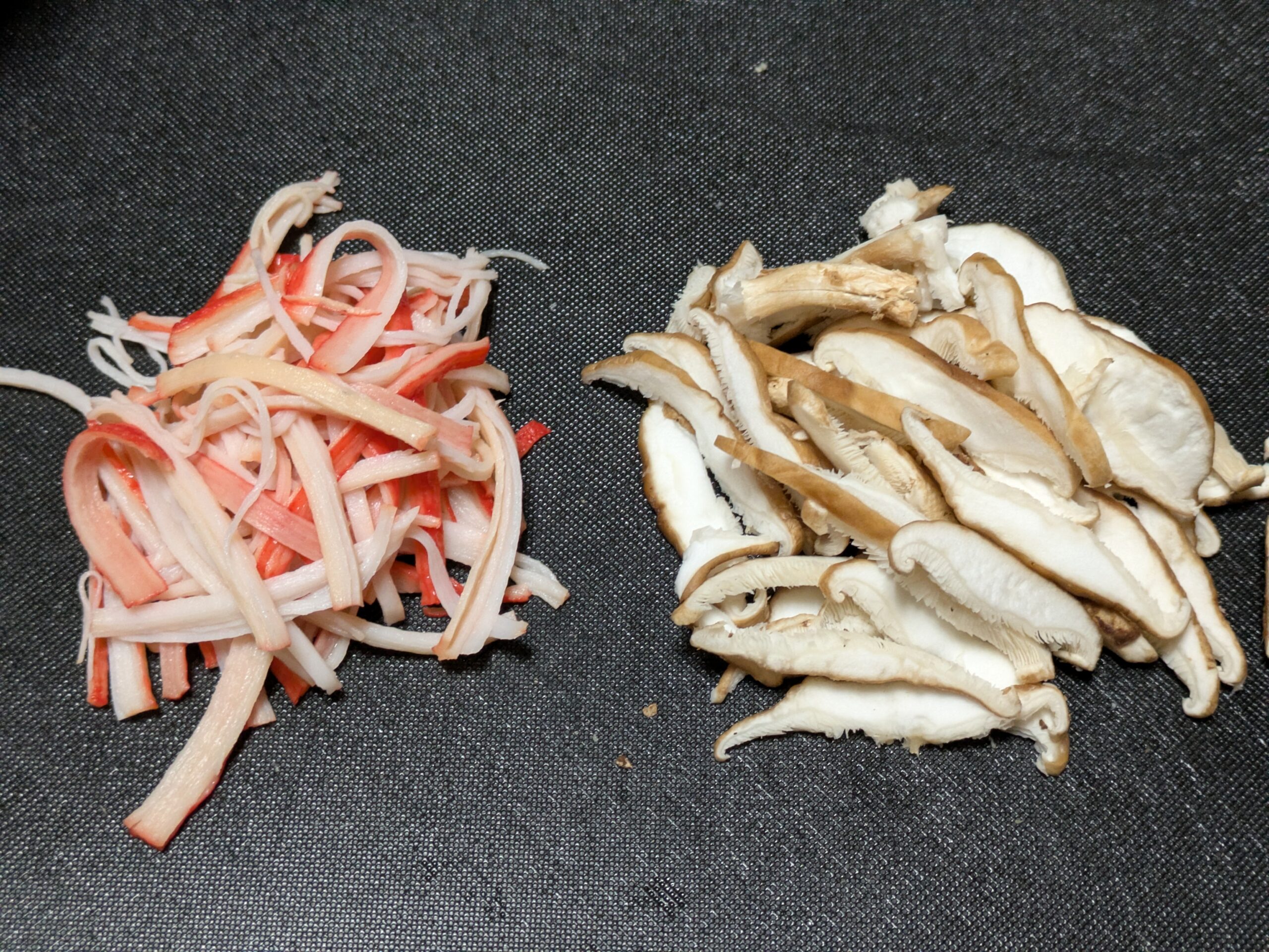天津飯用に切った椎茸とほぐしたカニカマ