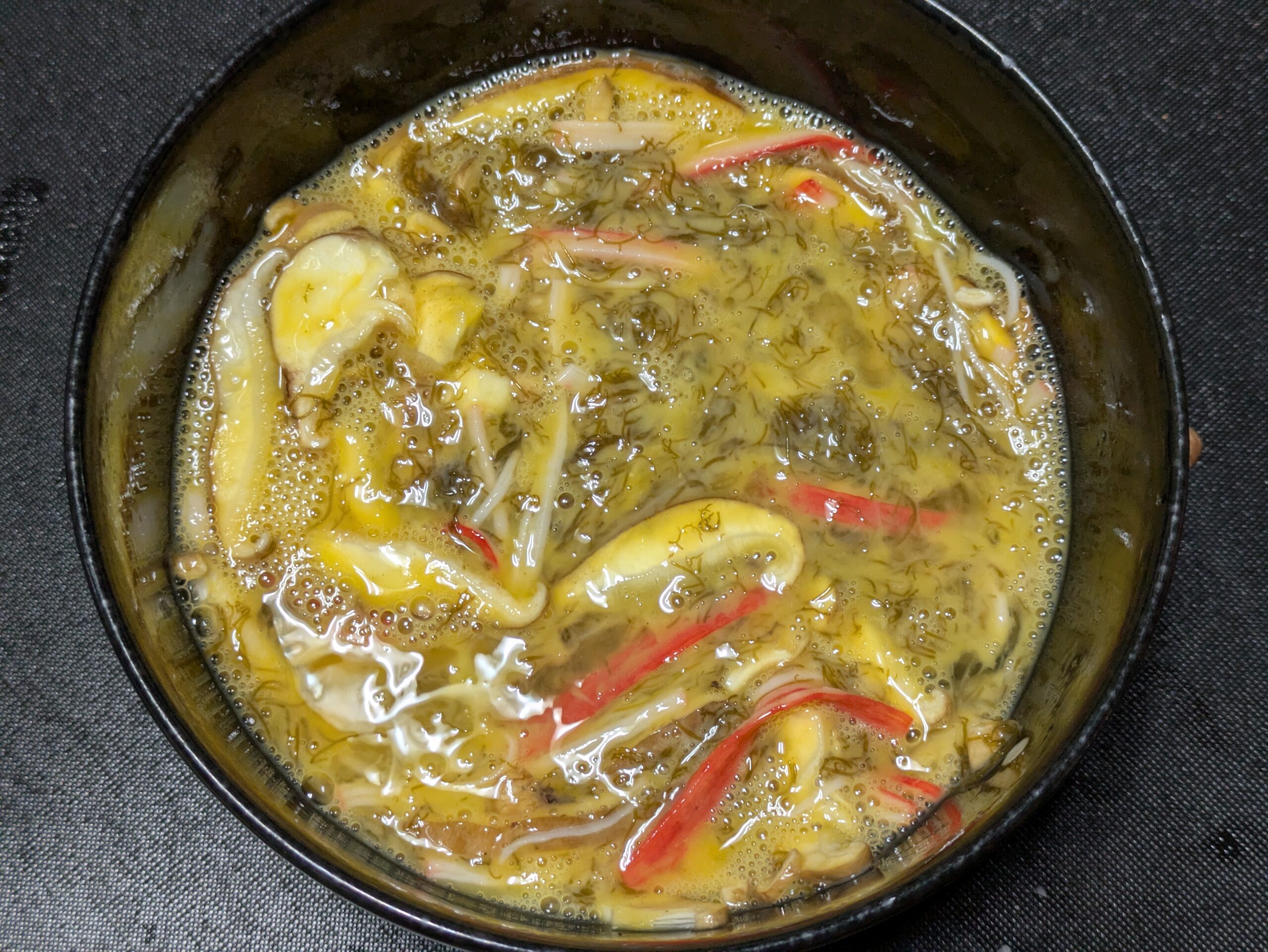 卵にもずくと椎茸とカニカマを混ぜた様子