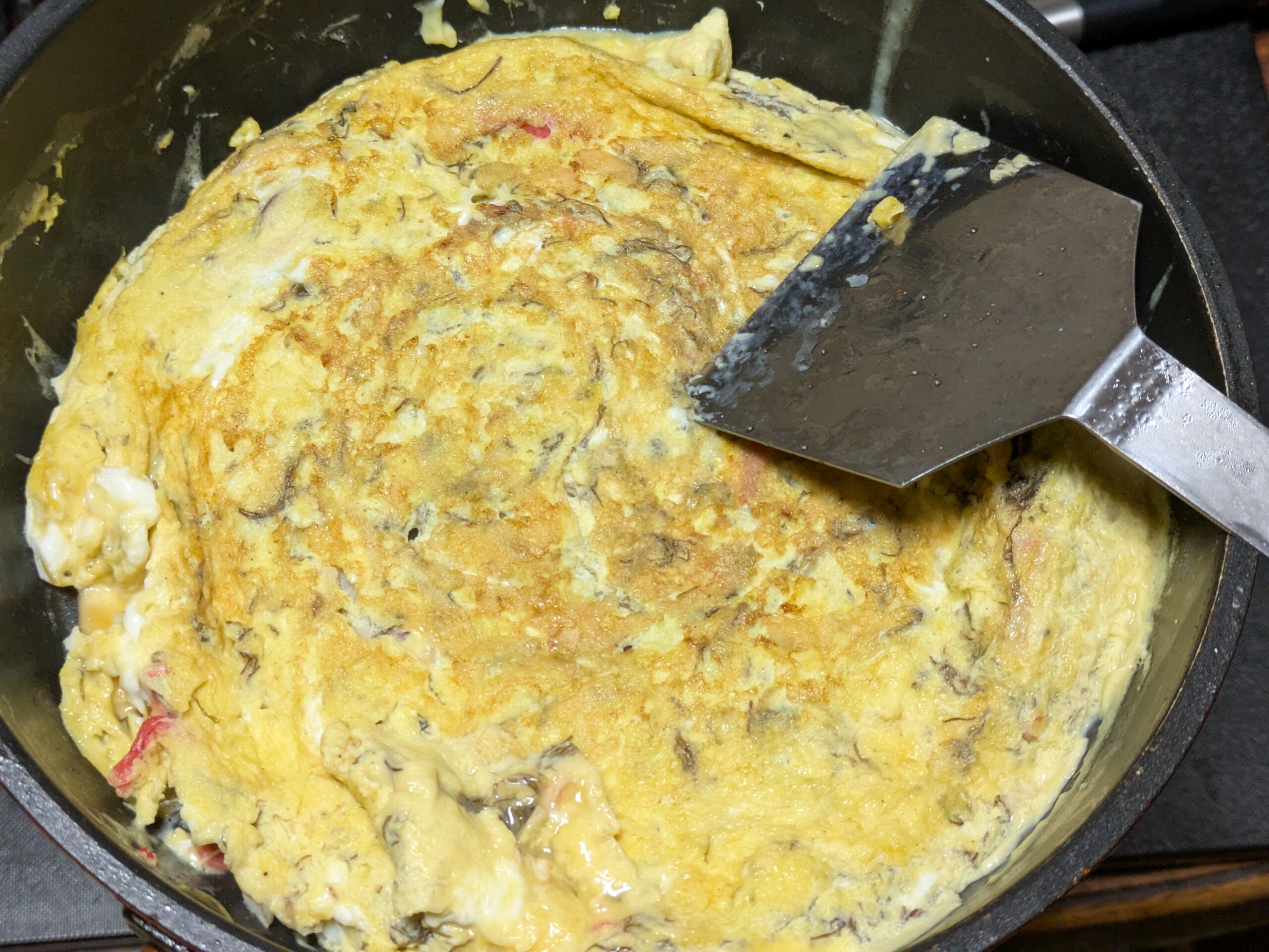 厚く焼き上がったもずくと椎茸とカニカマ入りの卵