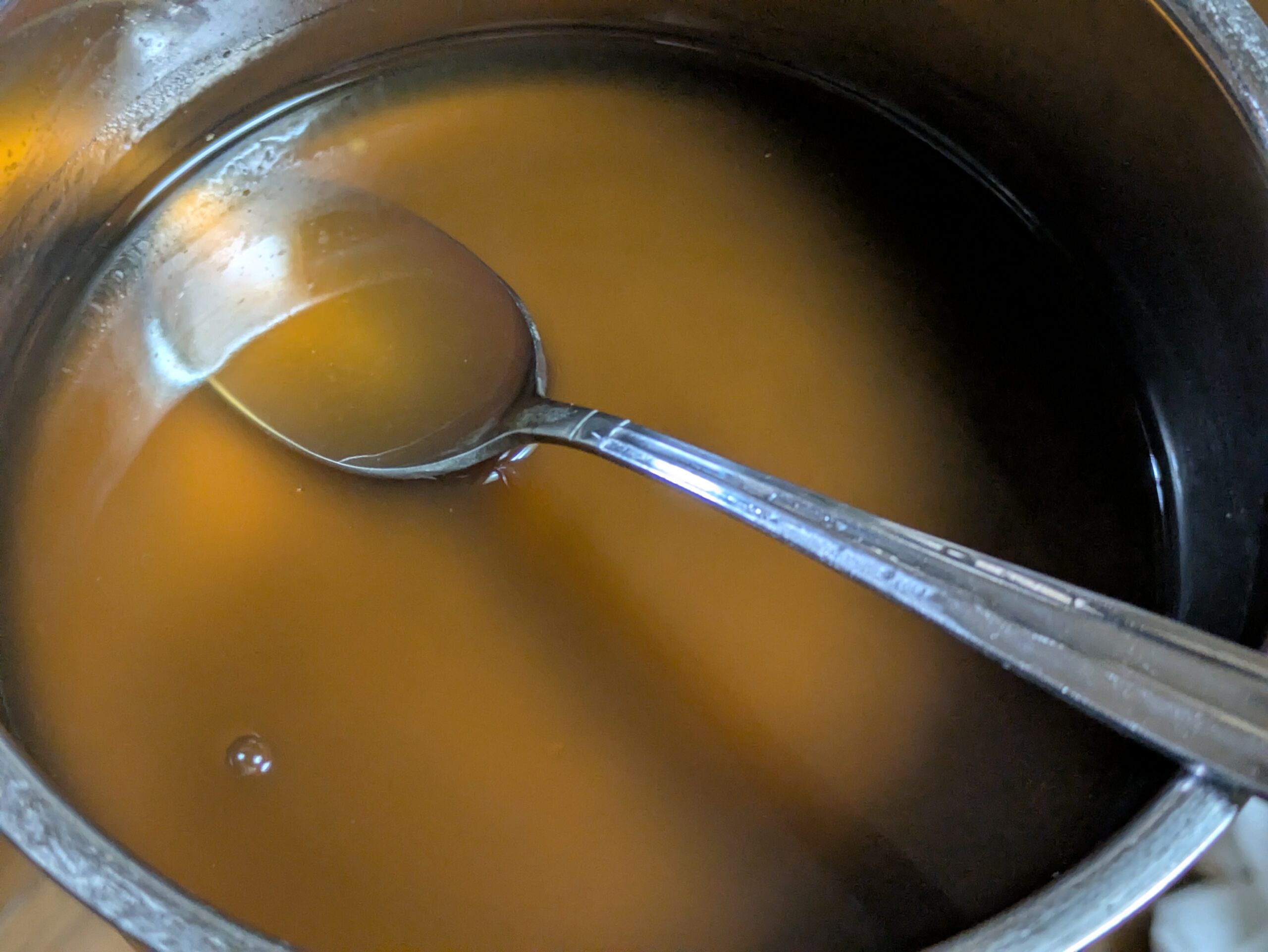 天津飯にかける甘酢あんを作っている様子