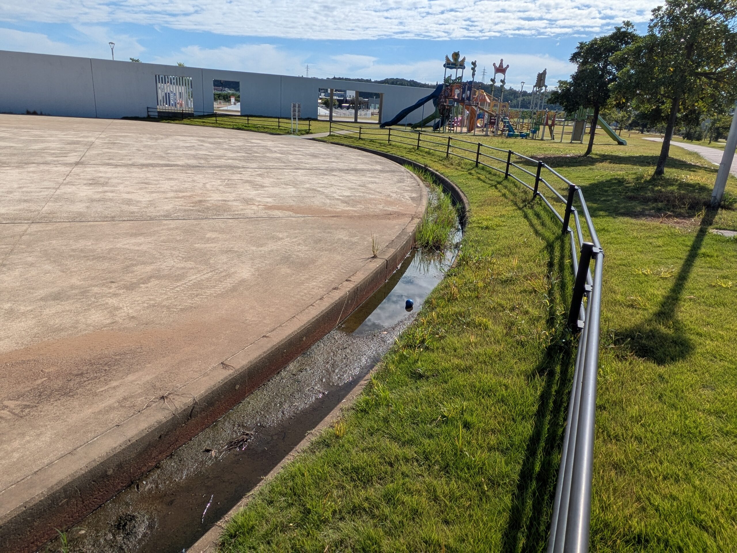 あがた公園の調整池沿いにある水路