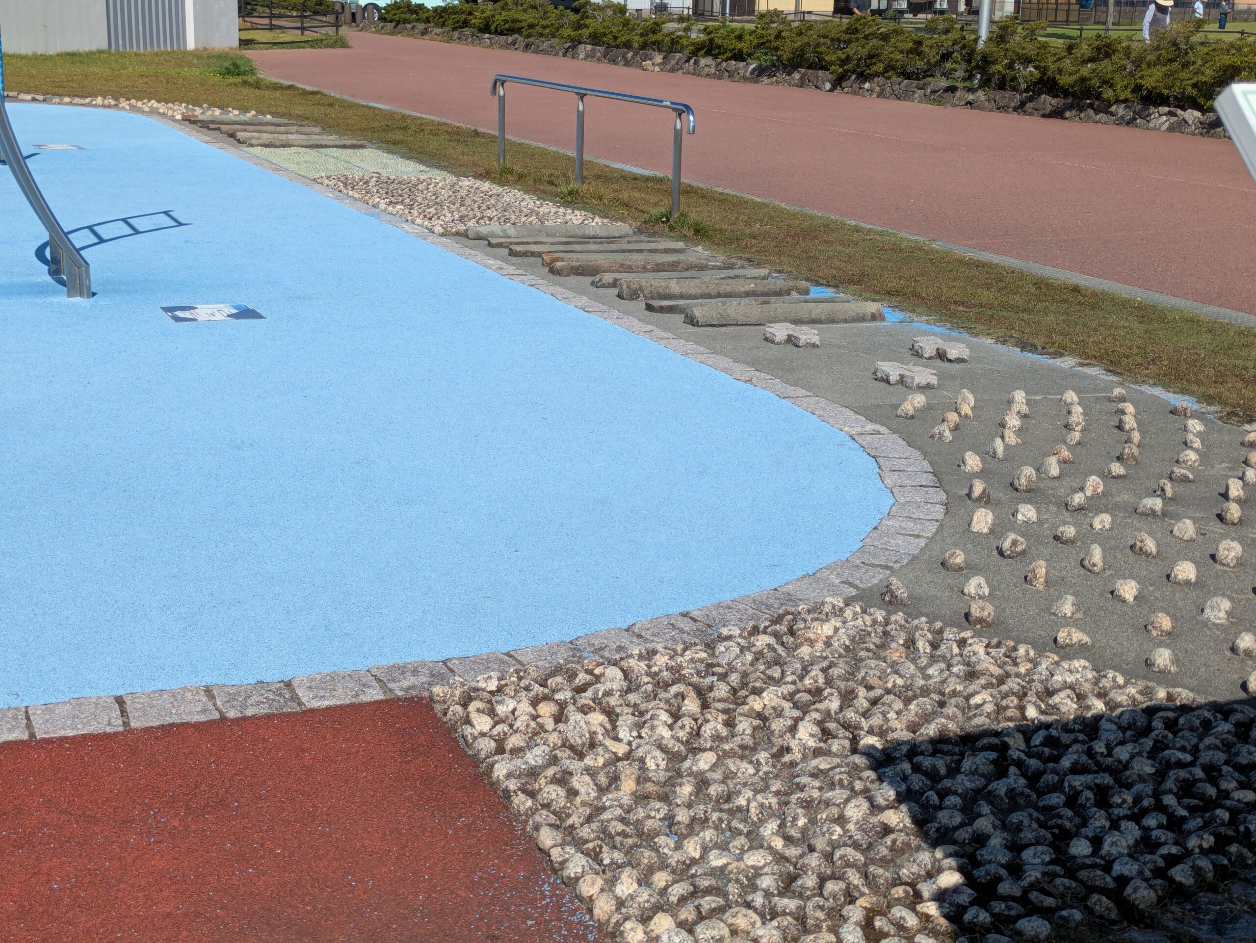あがた公園にある足裏を刺激する健康遊具