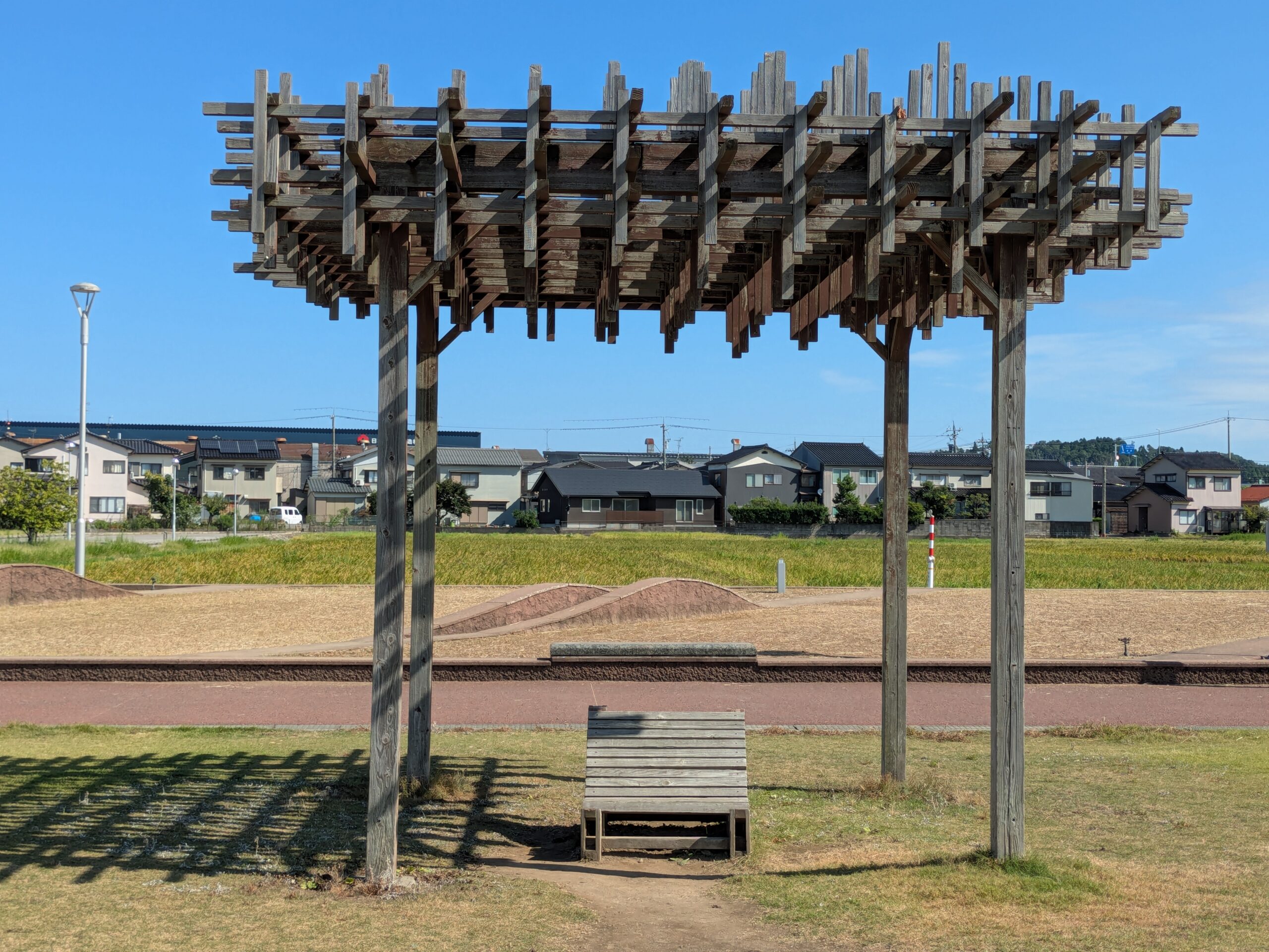 あがた公園にある木製の屋根付きベンチ