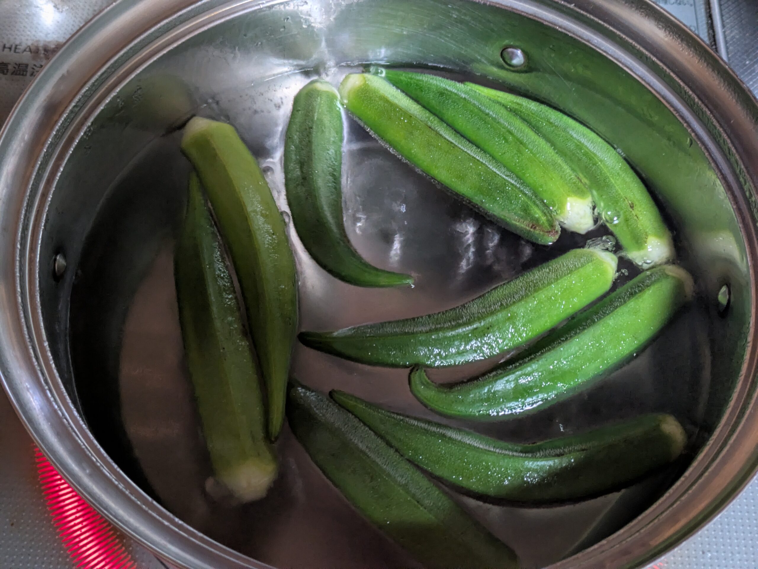 鍋でオクラを茹でている様子