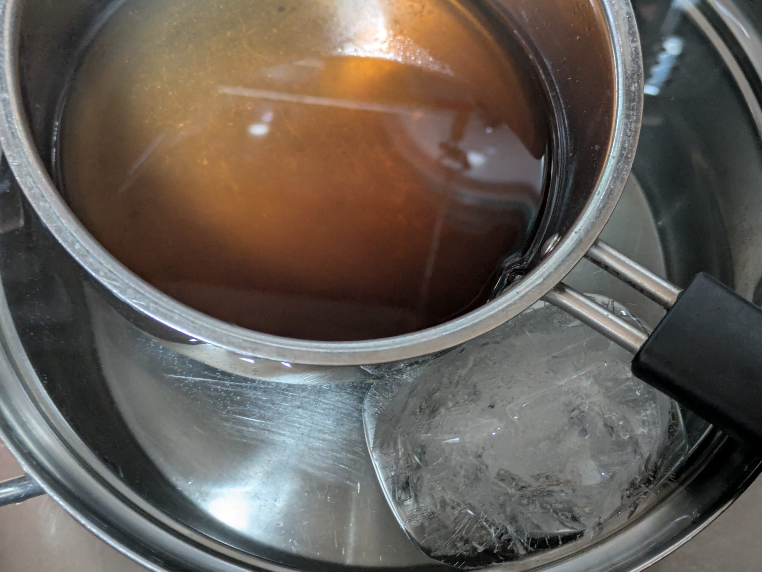氷水で鍋ごと冷やしている合わせだし