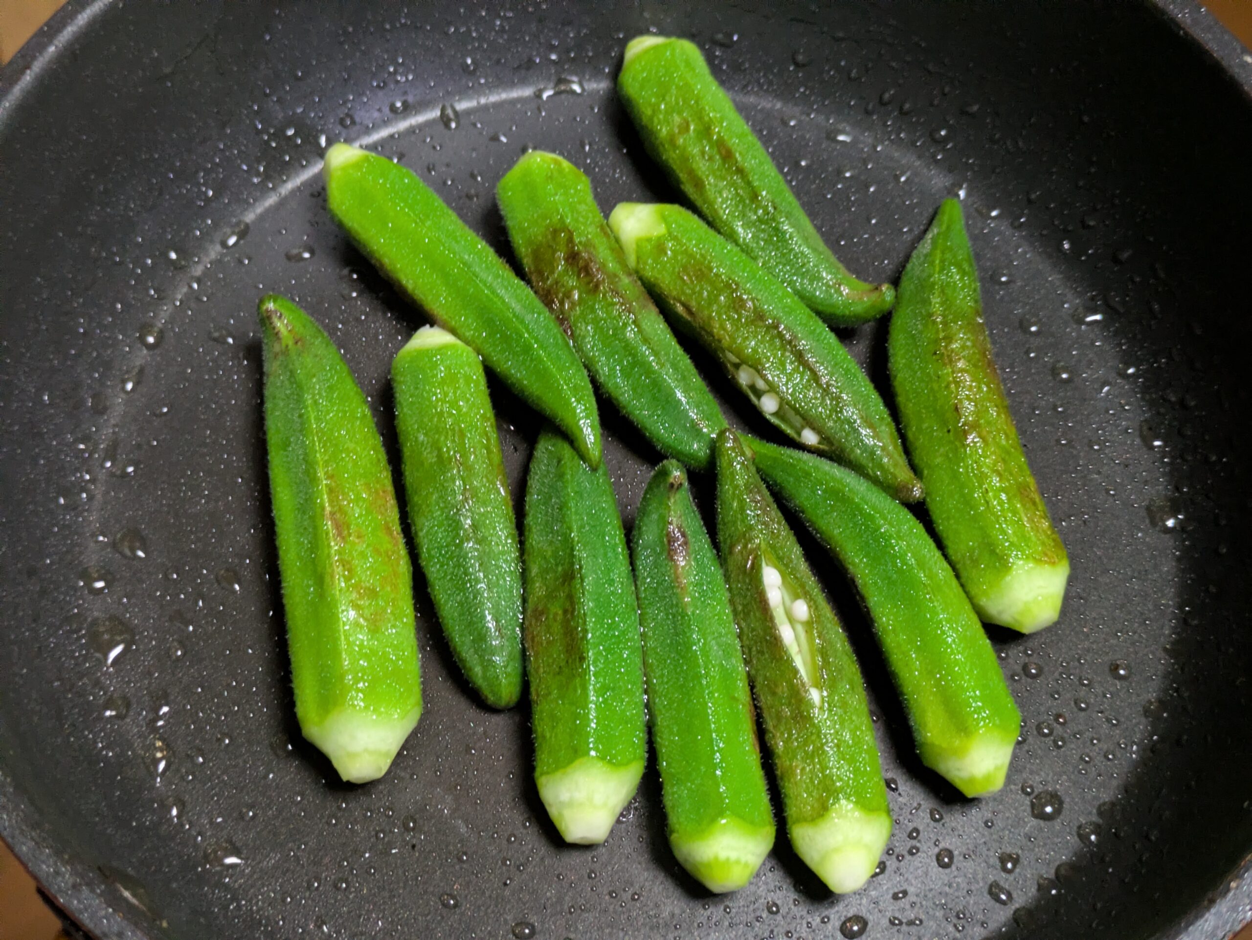 フライパンで焼いているオクラ