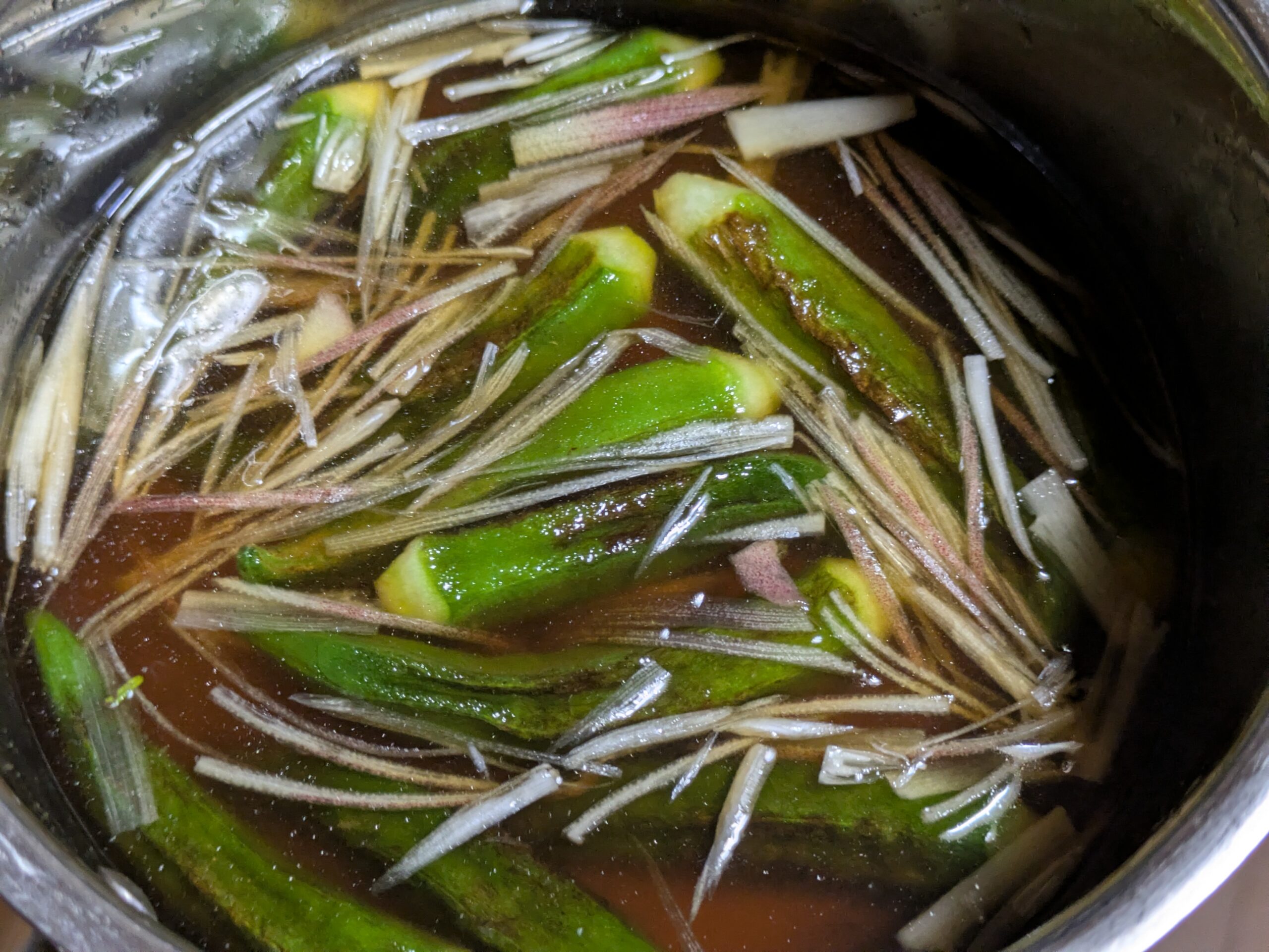 合わせだしに浸した焼きオクラとミョウガ