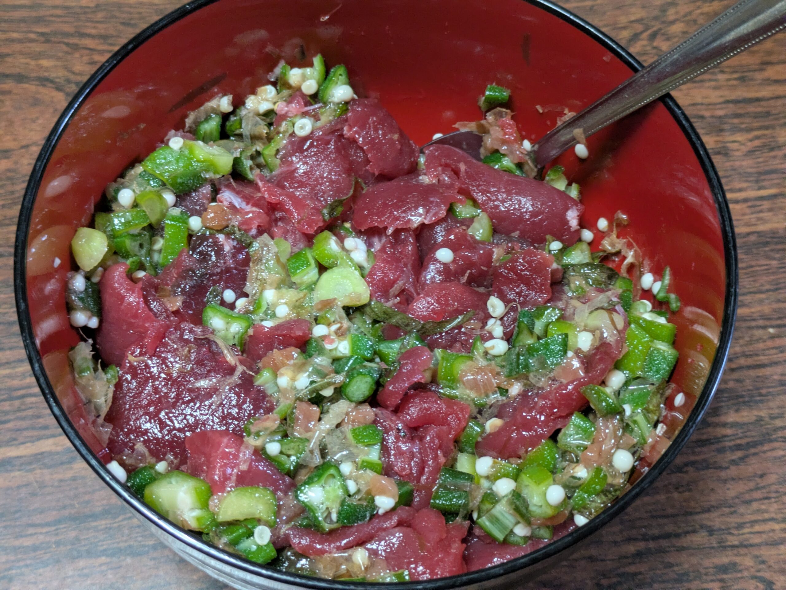 オクラと梅のたたき和えに加えたマグロの中落ち