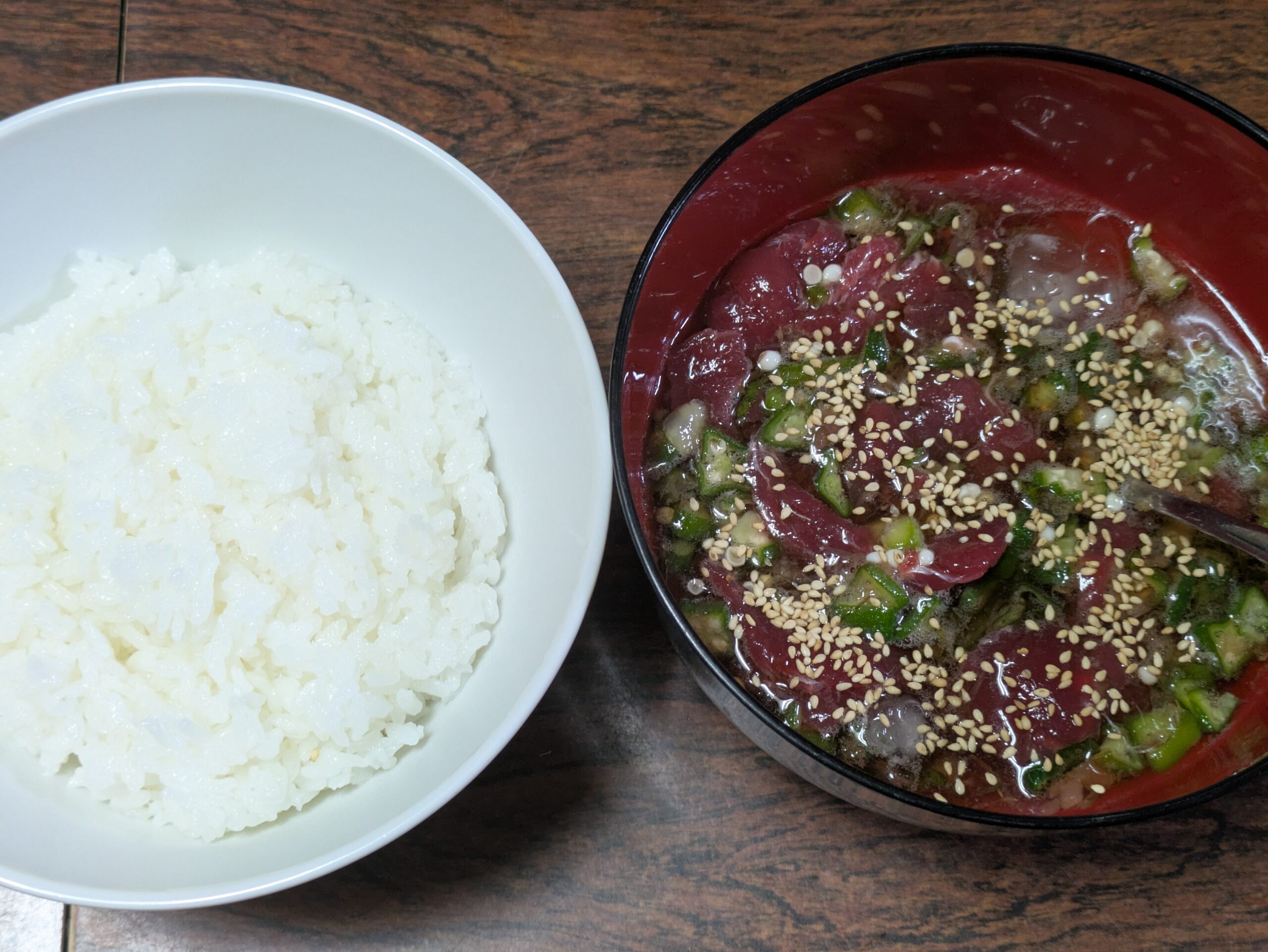 ご飯と一緒に食べたマグロとオクラの冷たいだしぶっかけ