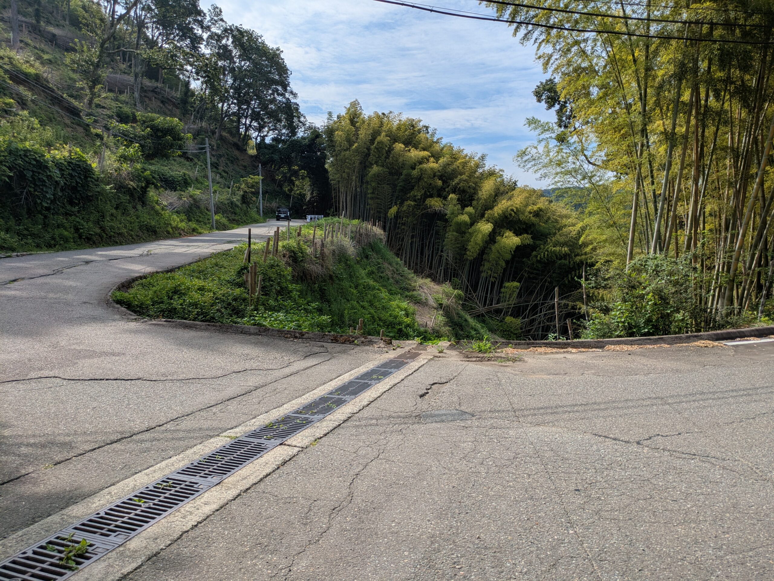 山道を抜けて坪野町方面の道路へ合流する場所