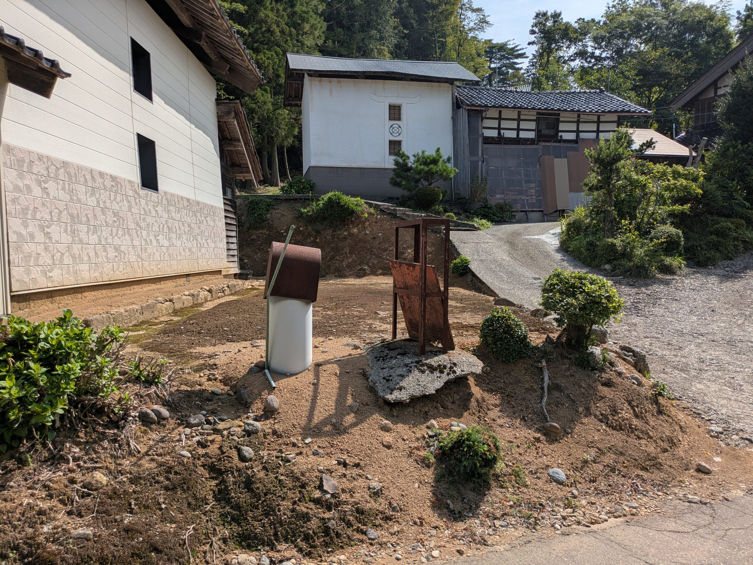 坪野町の事比羅神社へ続く入口付近の民家と蔵