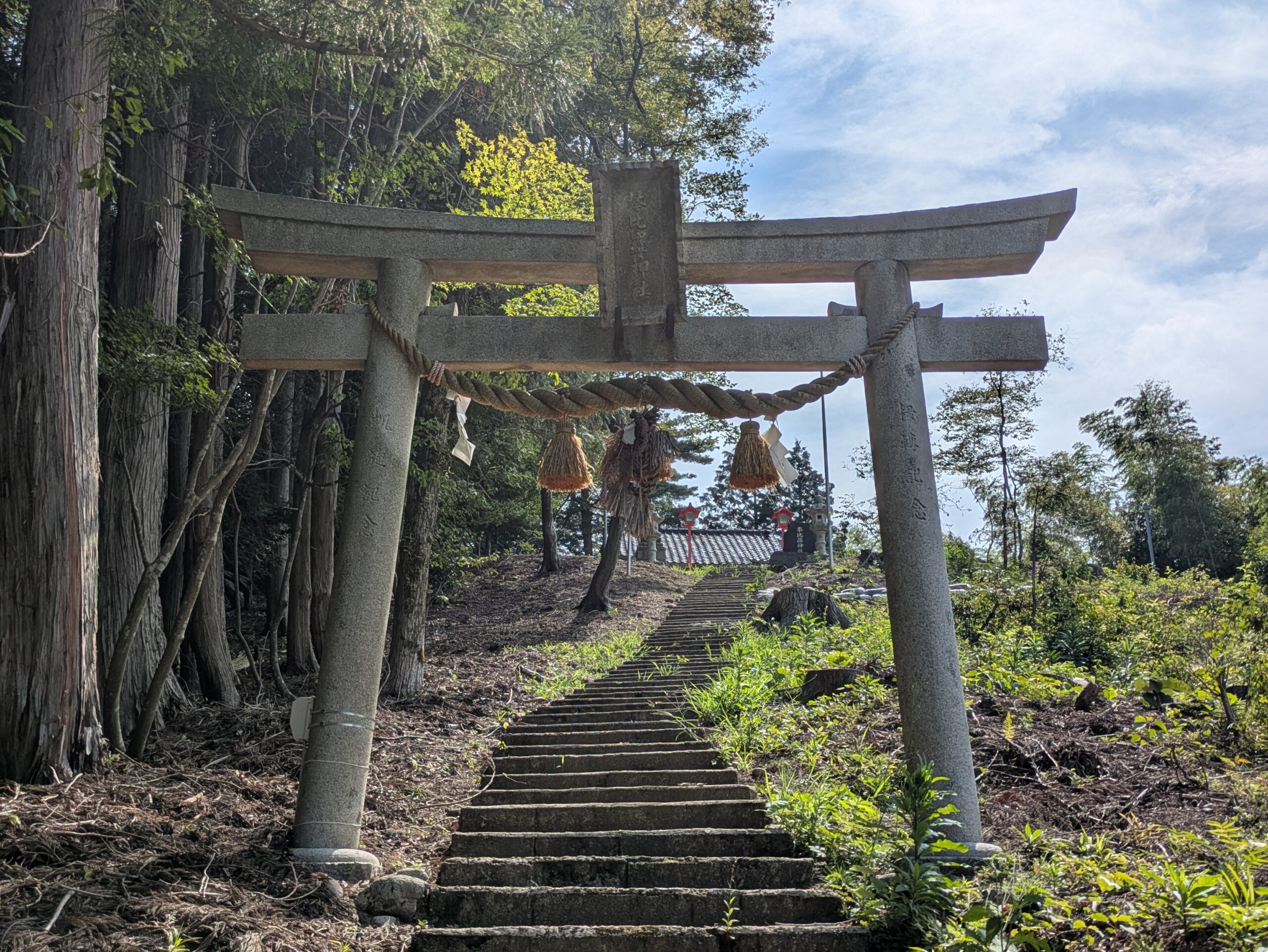 金沢市坪野町にある事比羅神社へ続く石段と鳥居