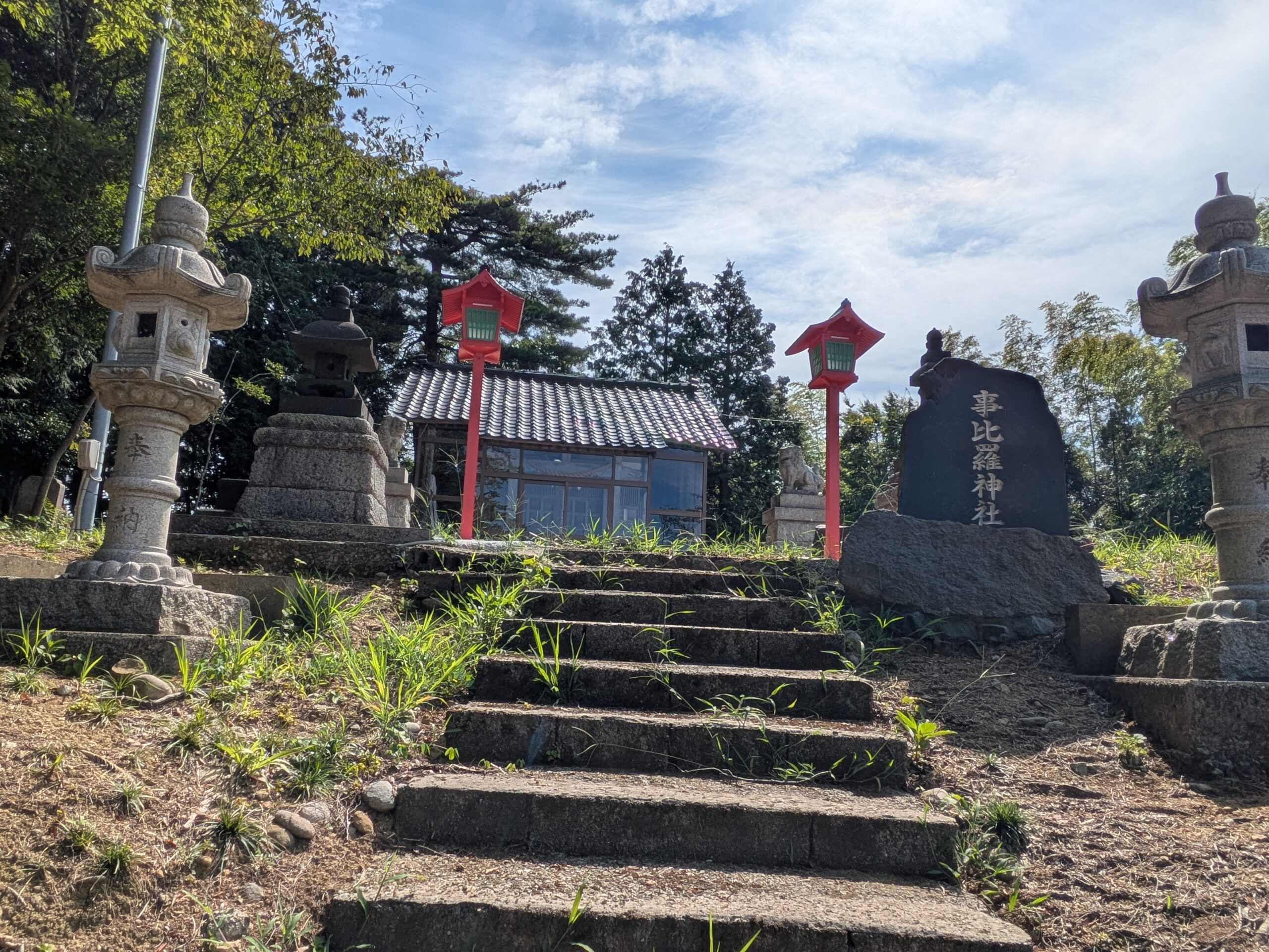 事比羅神社の石段上にある灯籠と事比羅神社の石碑