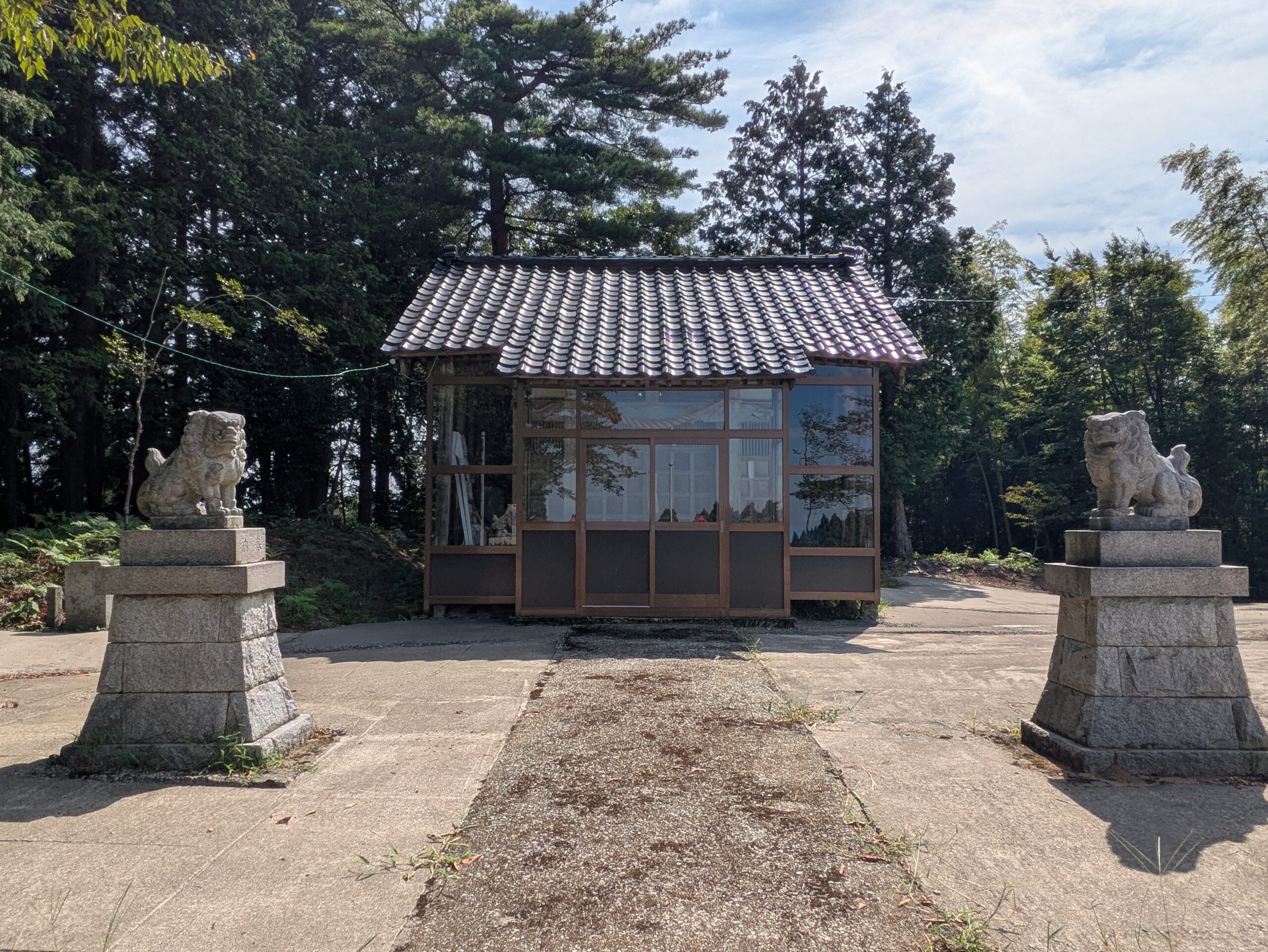 坪野町の事比羅神社にある小さな拝殿と狛犬