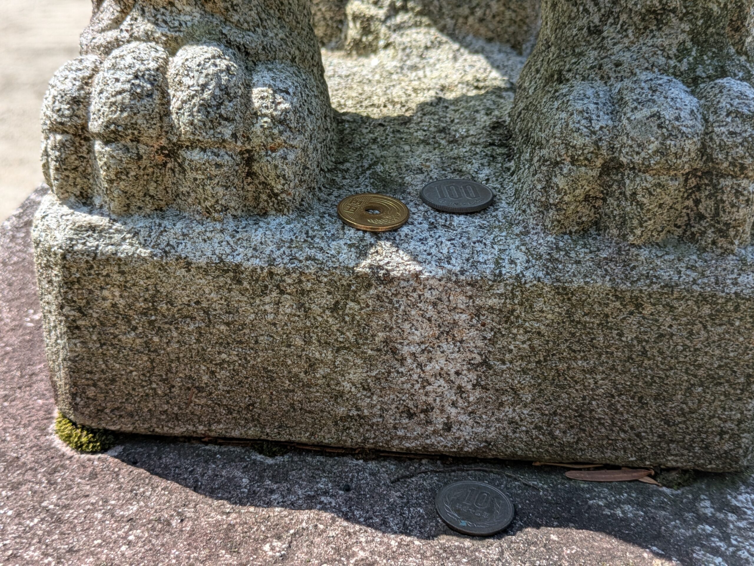 事比羅神社の狛犬の足元に置かれていた硬貨