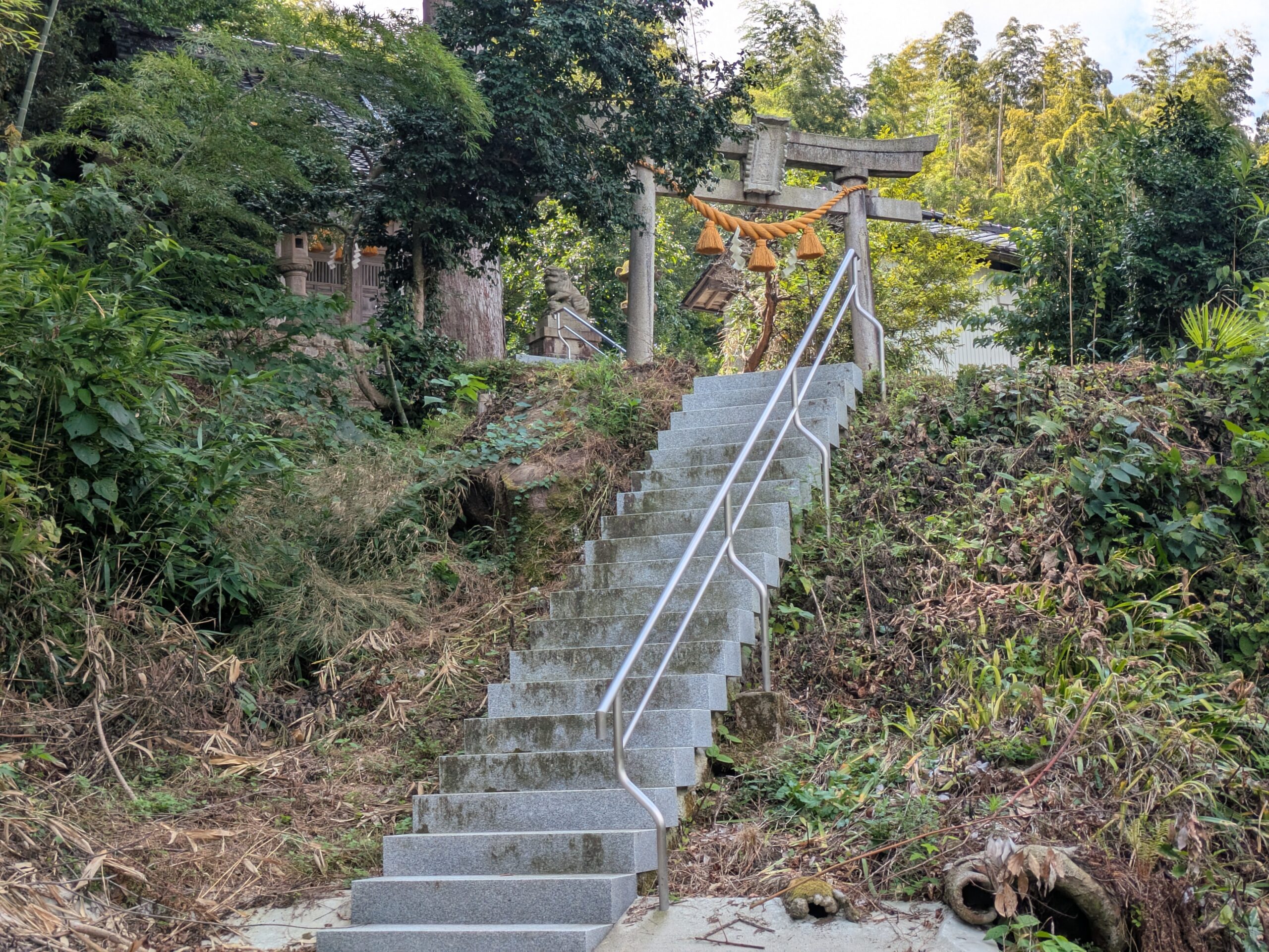 平栗町の八幡神社へ続く手すり付きの石段