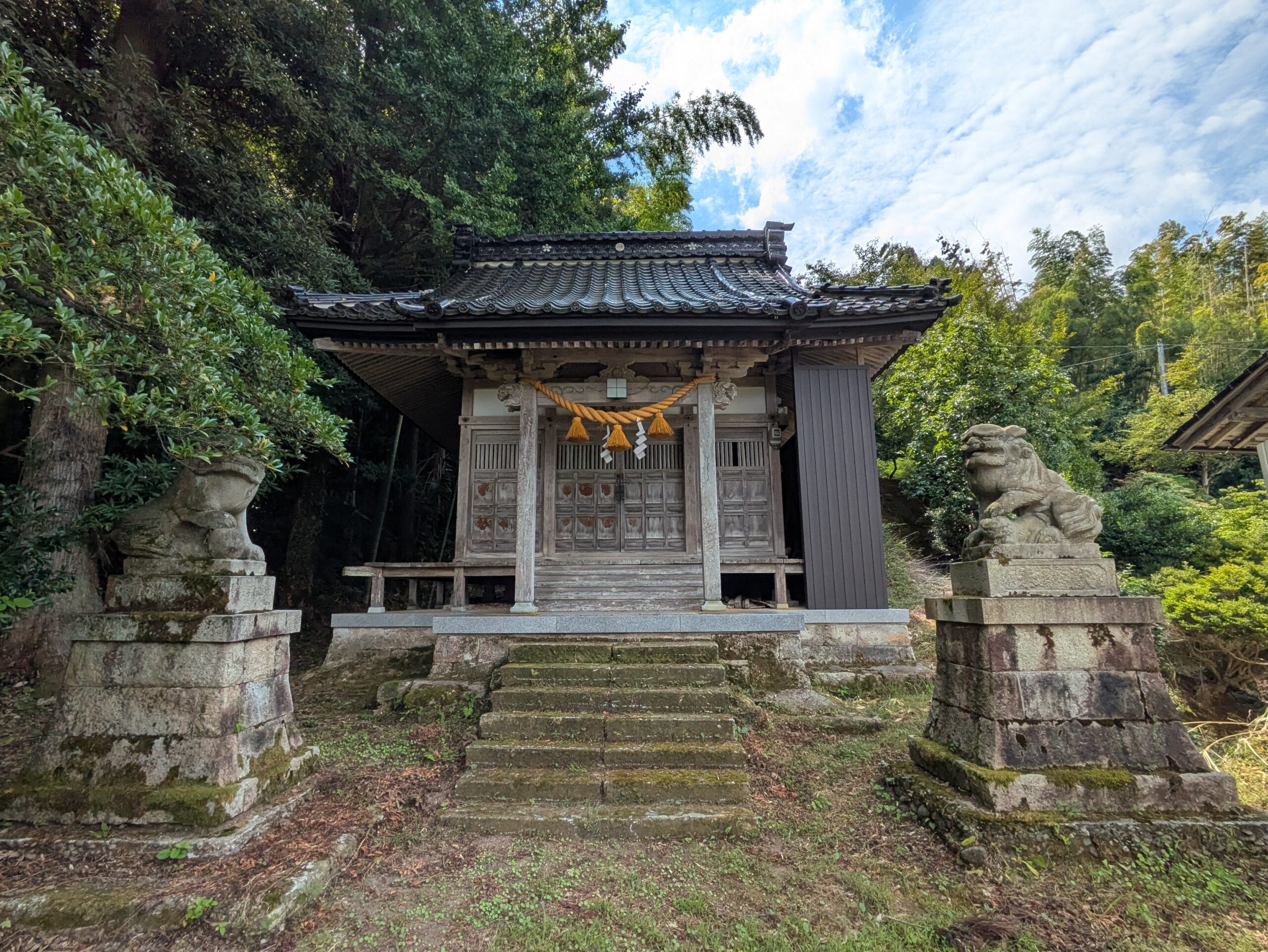 平栗町の八幡神社にある拝殿と狛犬