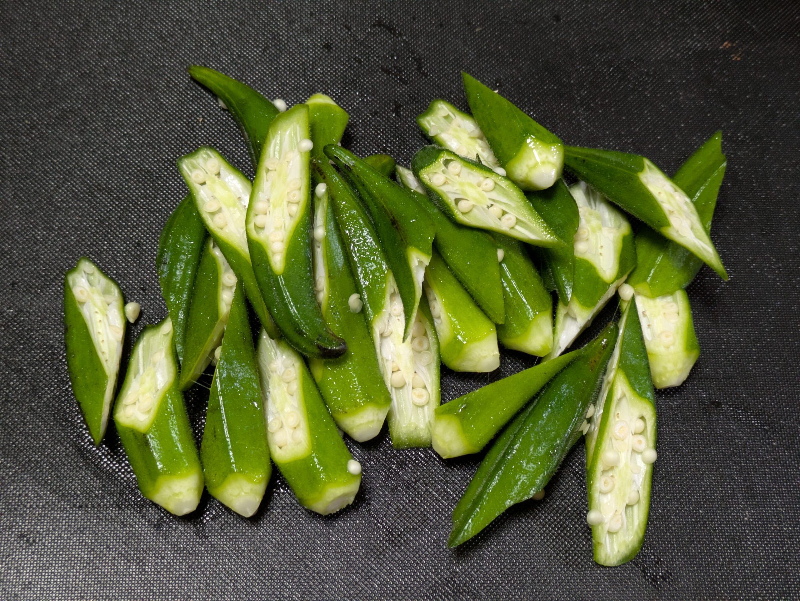 食べやすい大きさに切ったオクラ