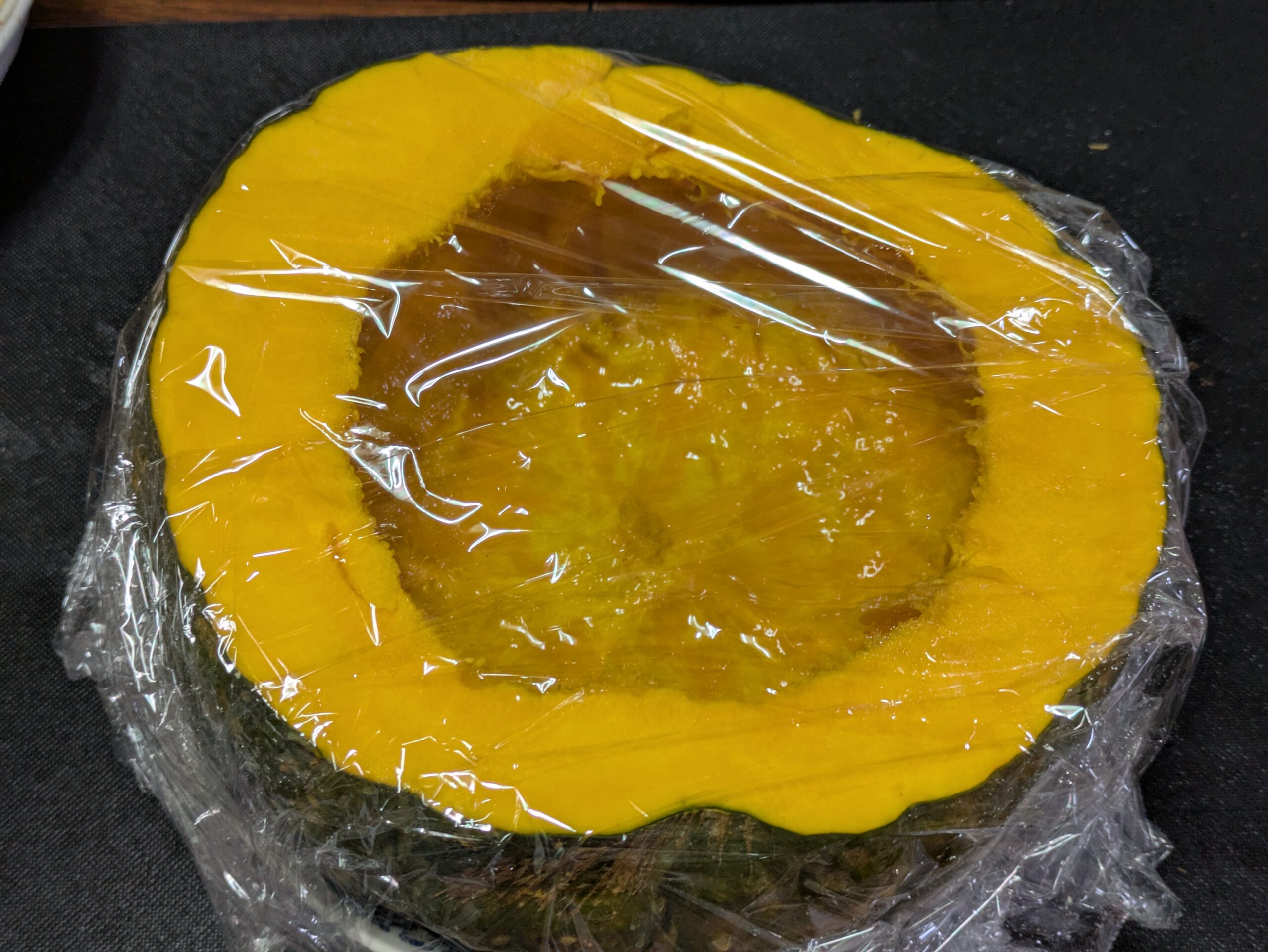 粉ふきかぼちゃの種とワタをくり抜いたところ