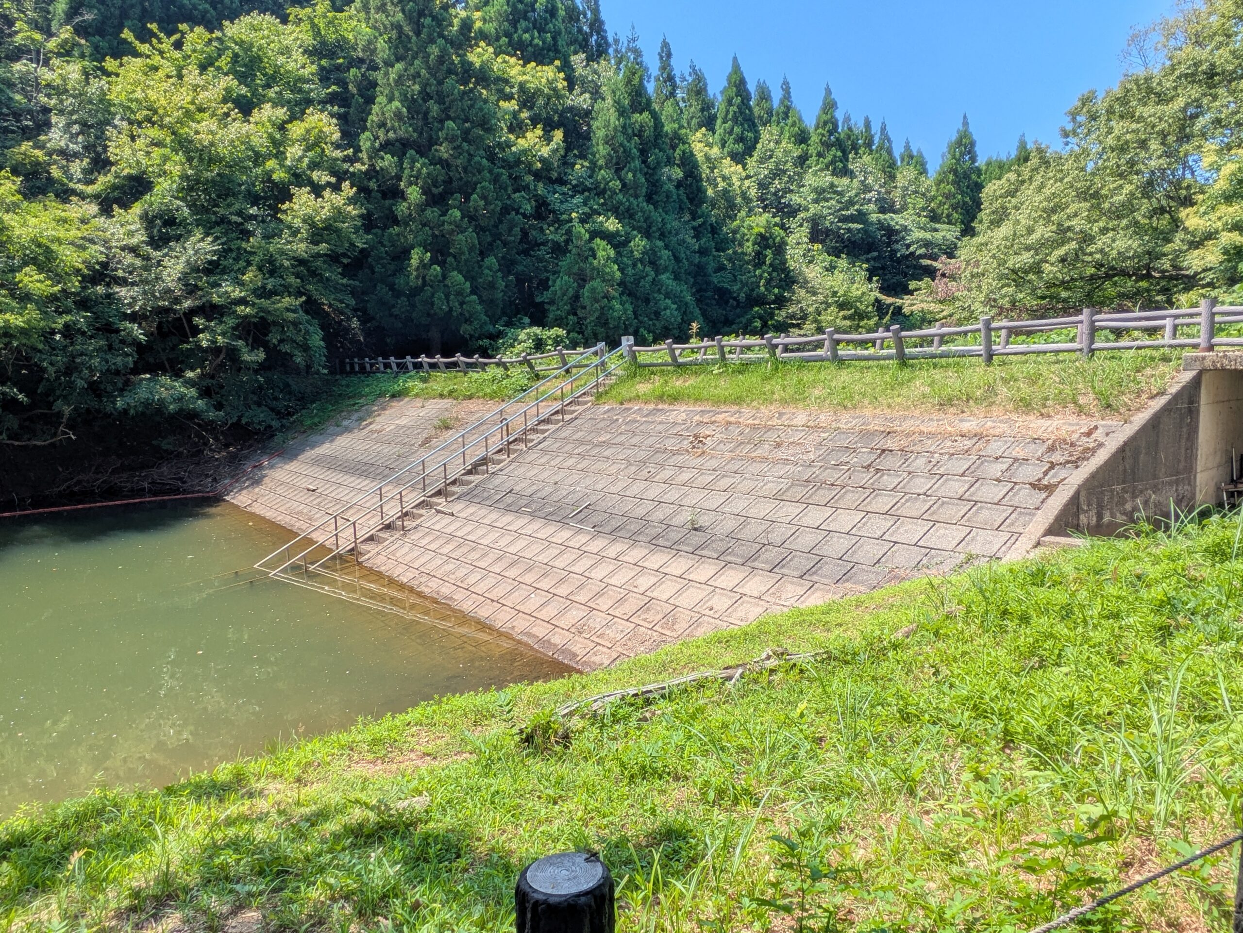 倉ケ嶽大池の堤体と水辺へ続く階段