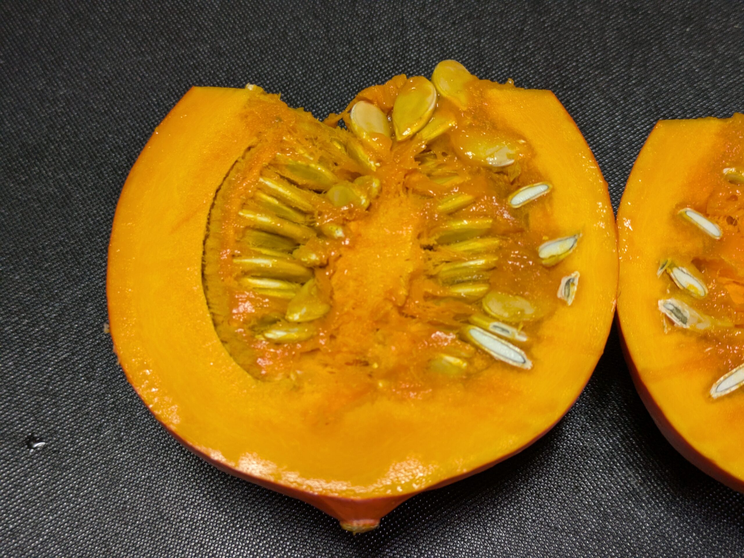 半分に切った打木赤皮甘栗かぼちゃの断面と種