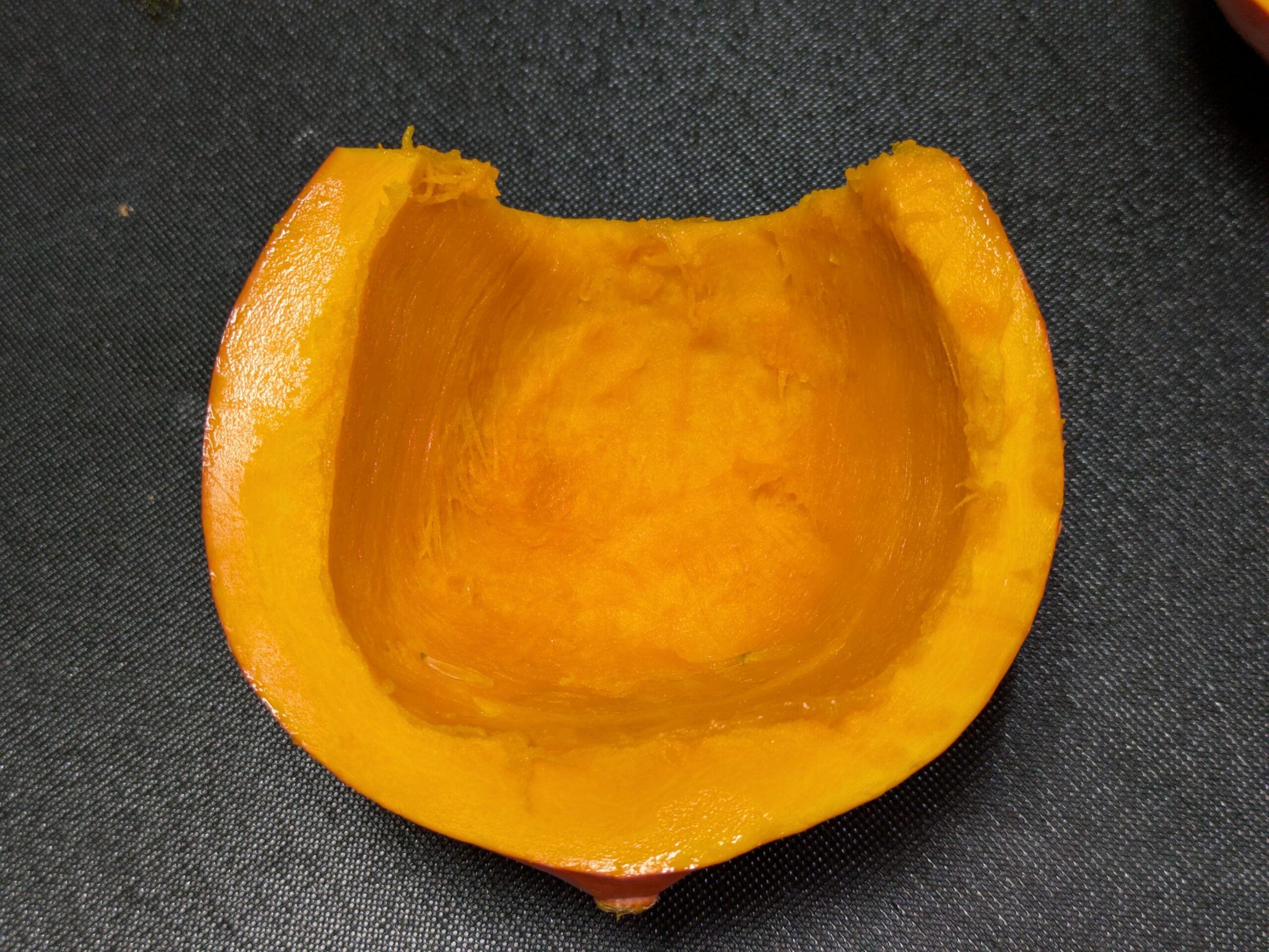 種とワタを取り除いた打木赤皮甘栗かぼちゃ