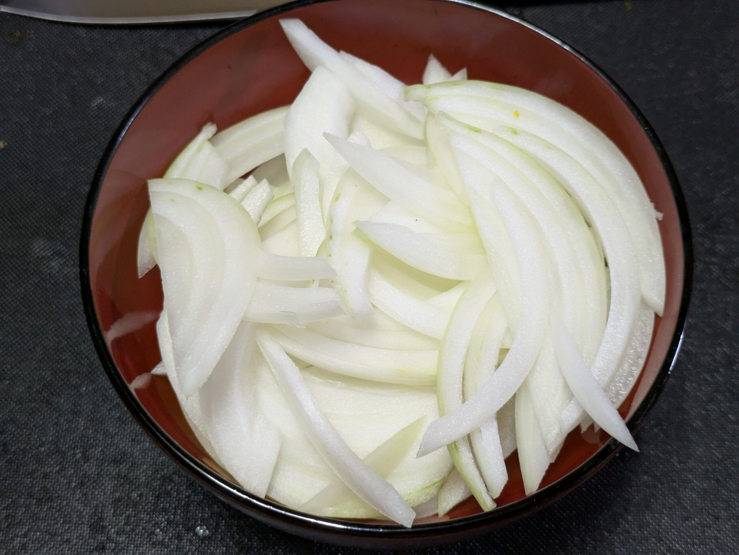 かぼちゃカレー用に薄くスライスした玉ねぎ
