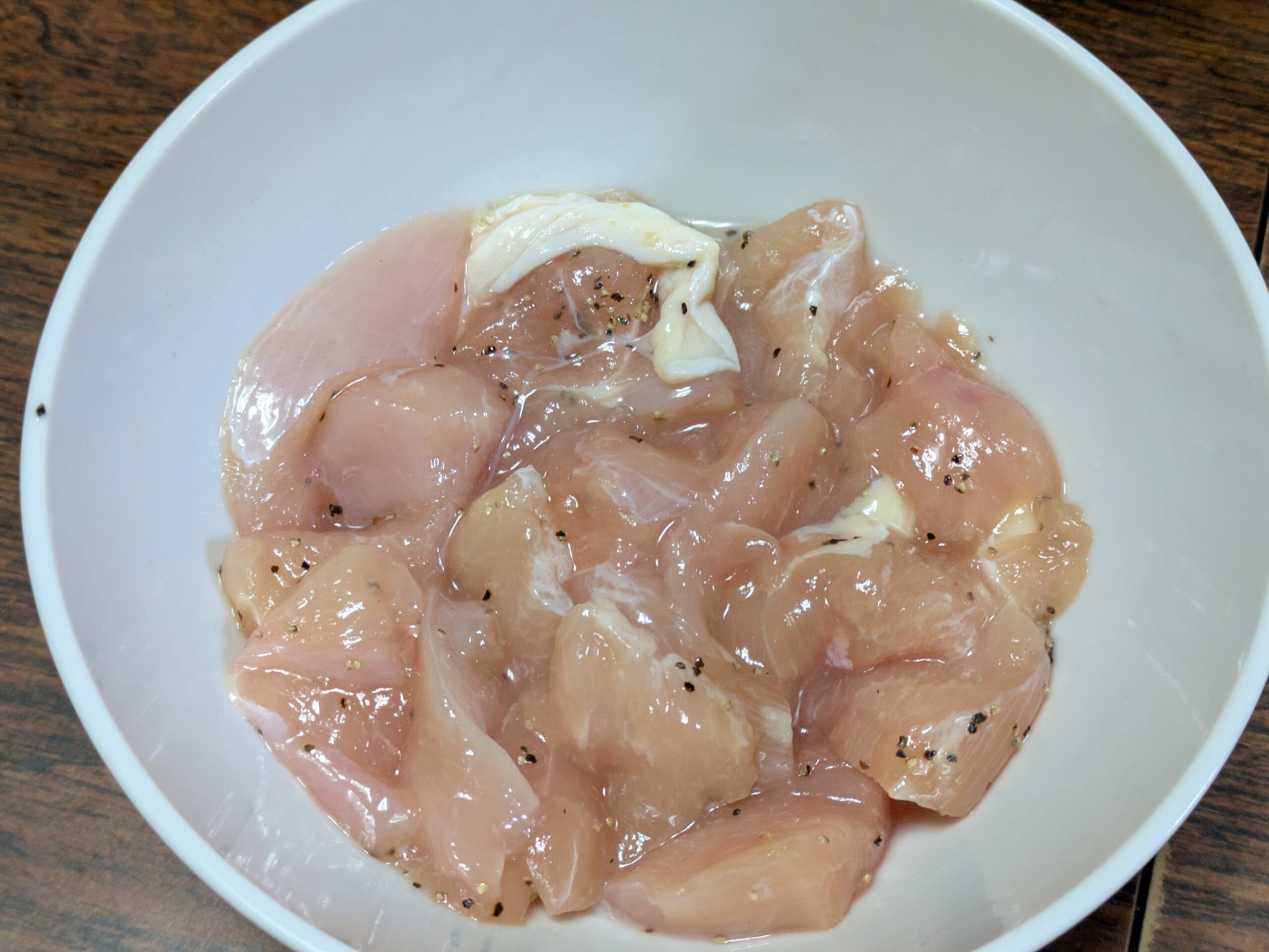 そぎ切りにして酒と塩こしょうで下味をつけた鶏むね肉