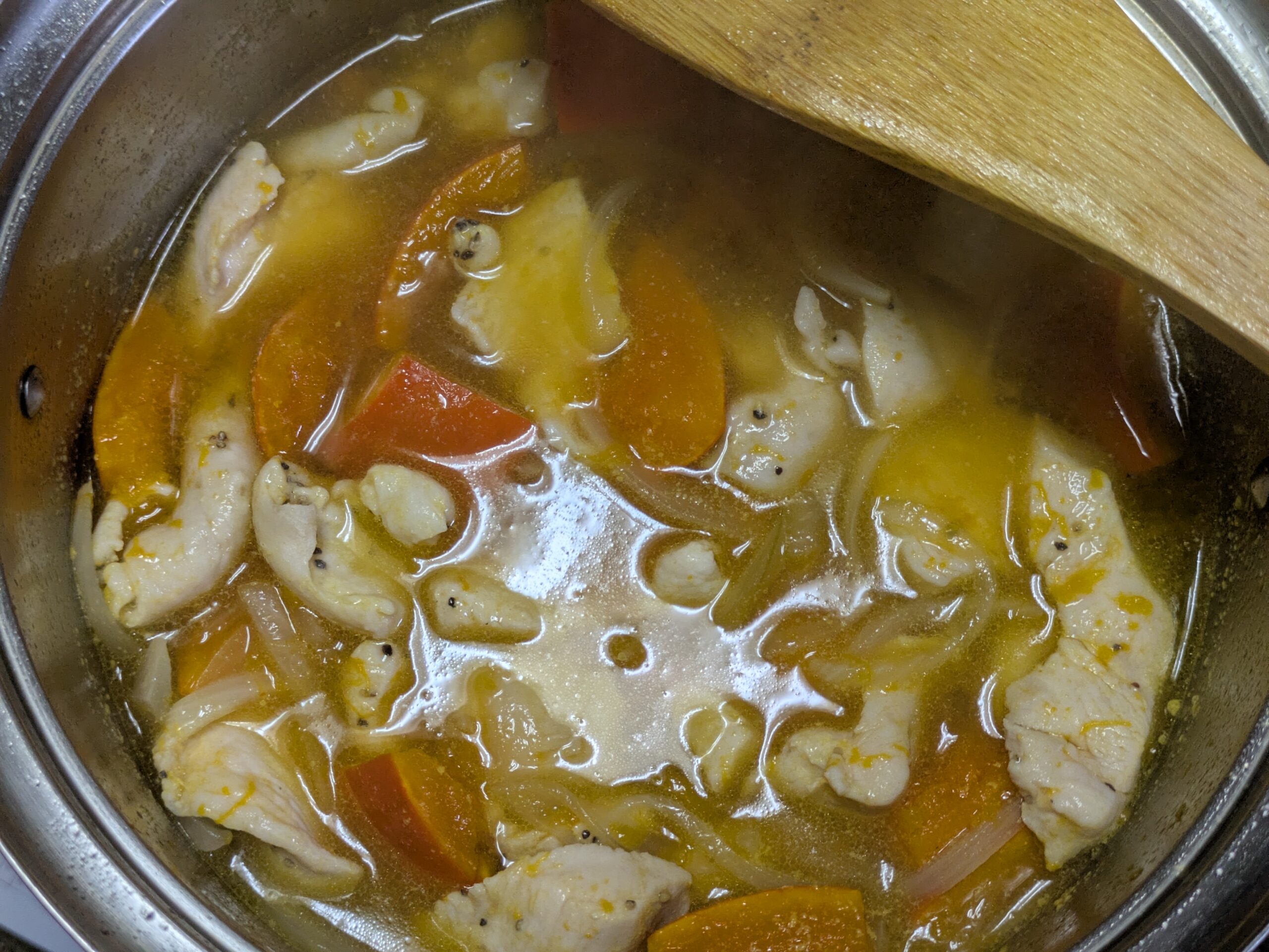 煮込んだ打木赤皮甘栗かぼちゃに鶏むね肉を加えた鍋