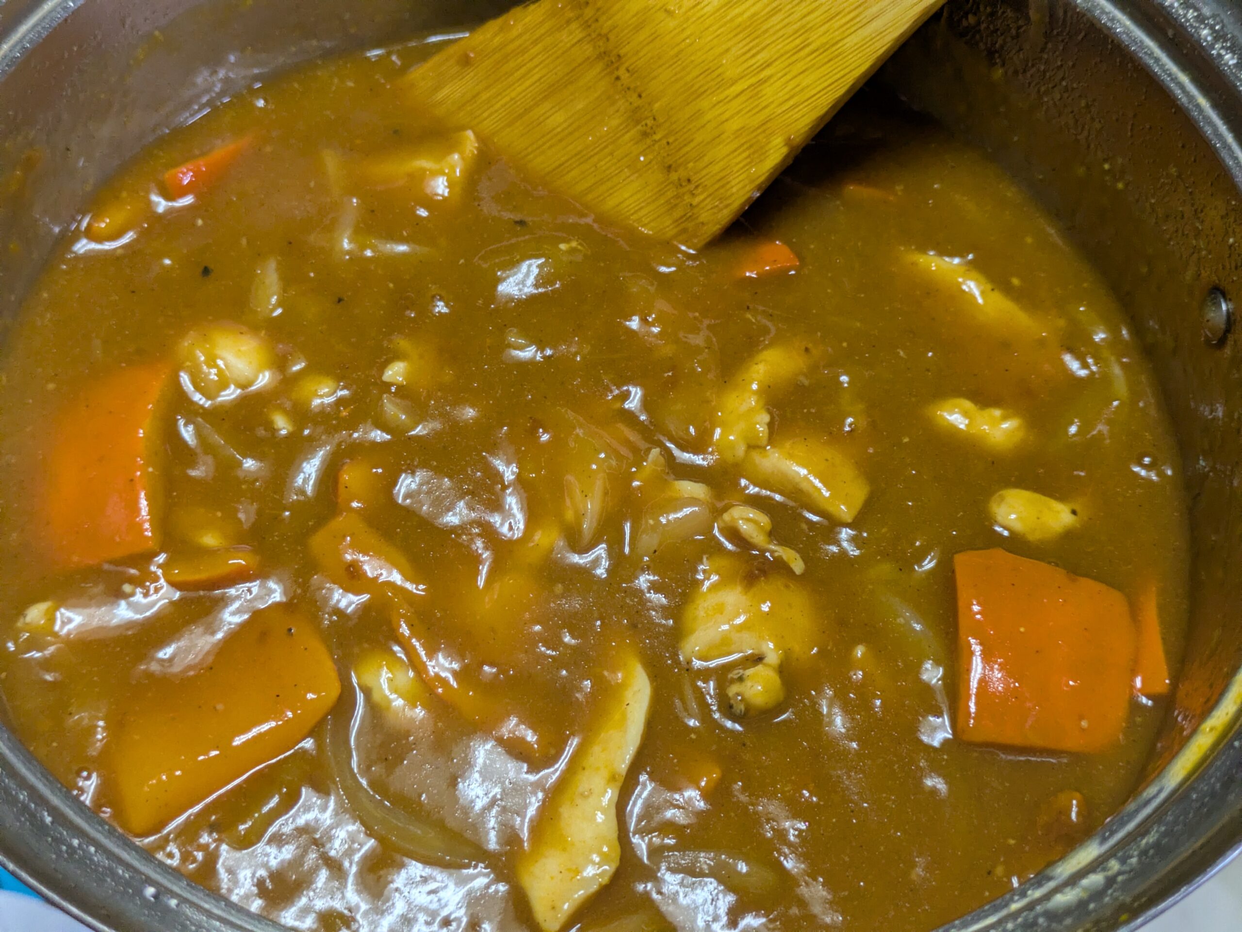 カレールウを溶かして煮込んだ打木赤皮甘栗かぼちゃと鶏むね肉のカレー
