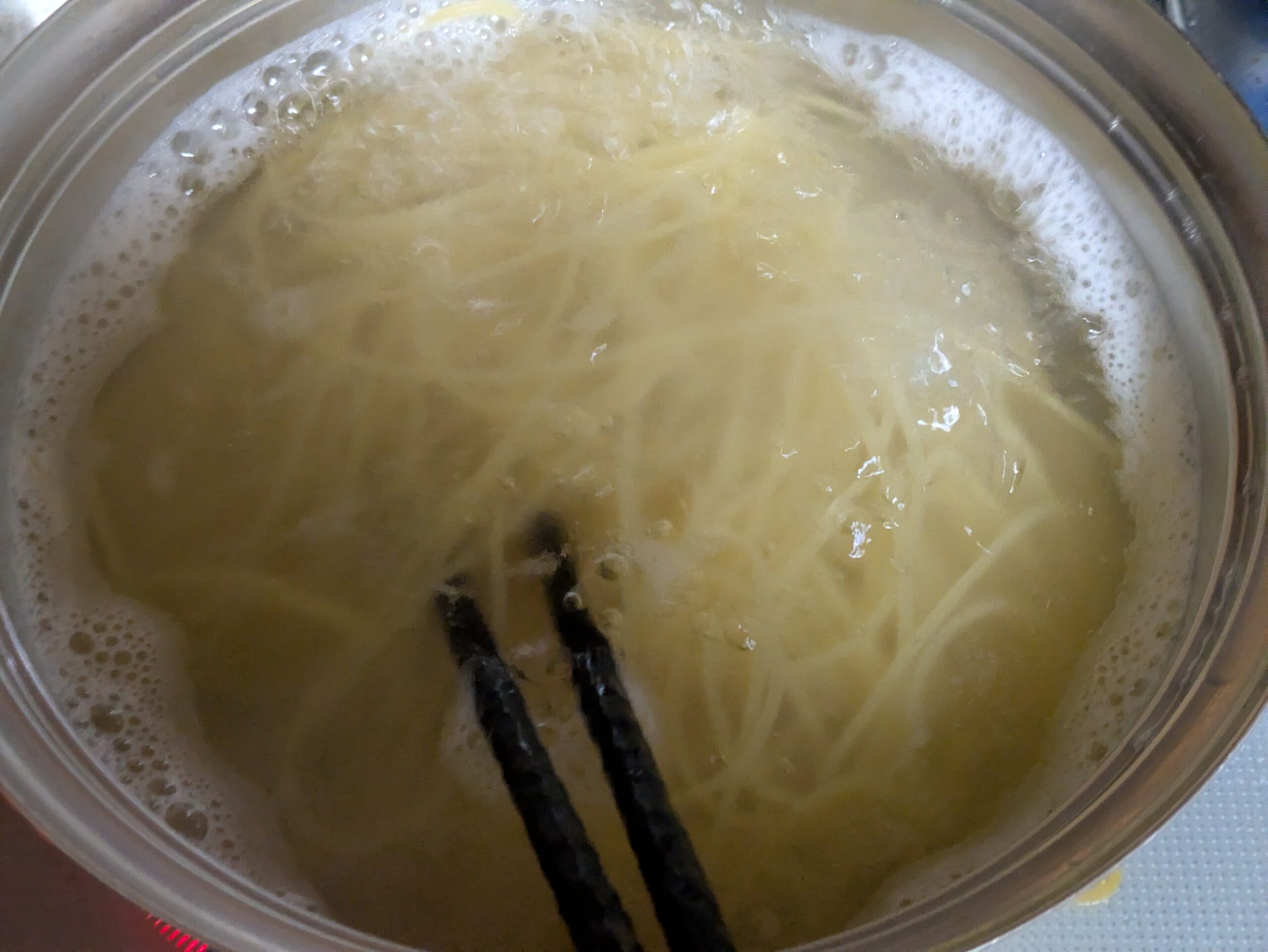 鍋でパスタを塩茹でしている様子