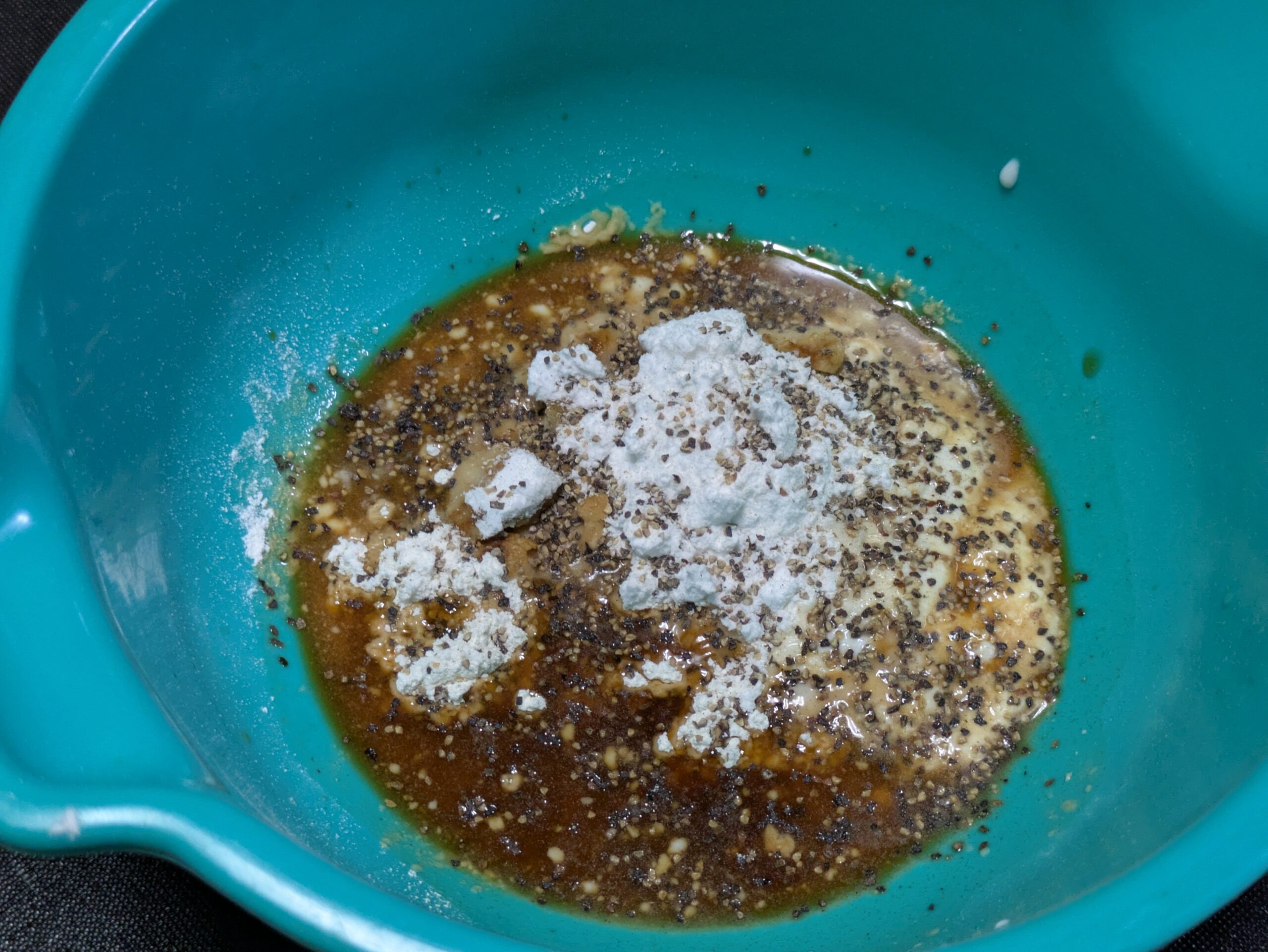 ヨーグルトや醤油、片栗粉など鶏の唐揚げの衣材料をボウルに入れた様子