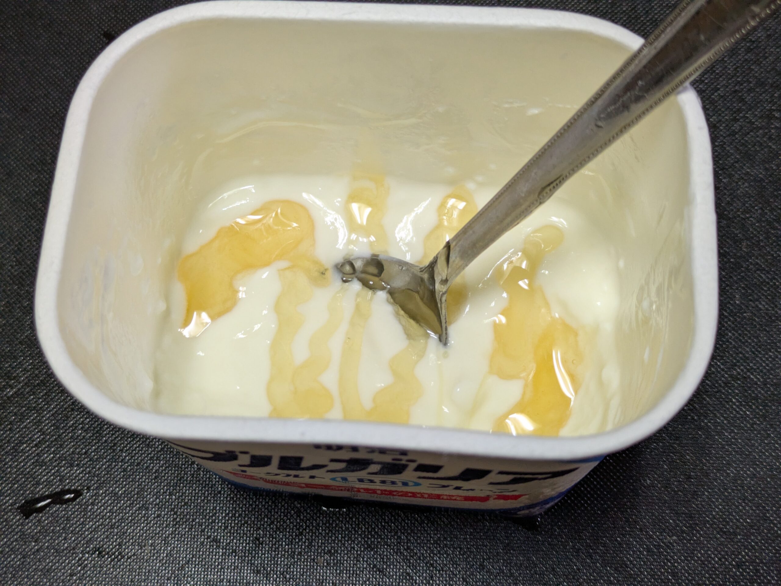 余ったプレーンヨーグルトにはちみつをかけたデザート