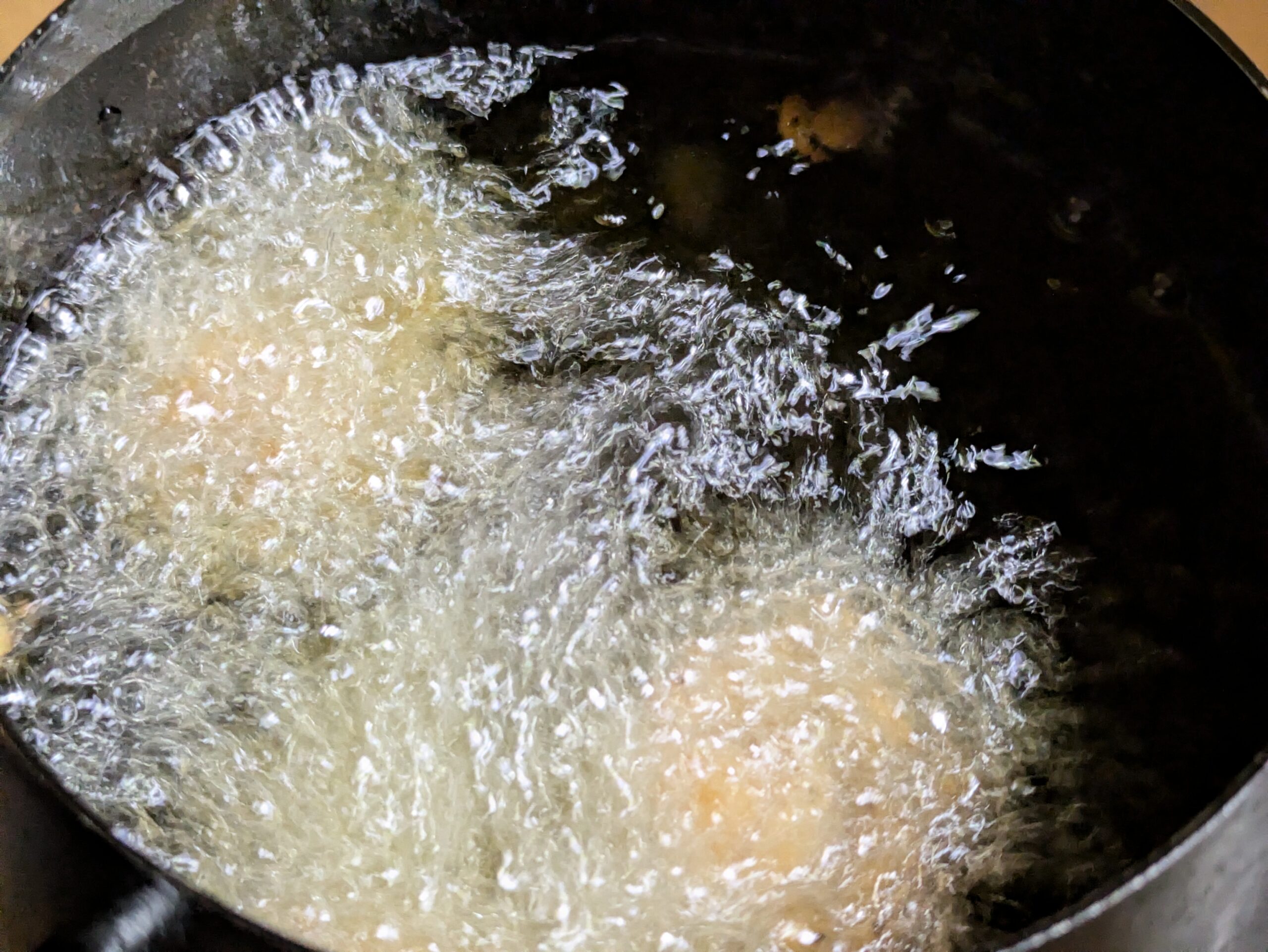 170度ほどの油でヨーグルト入り鶏もも唐揚げを揚げている様子