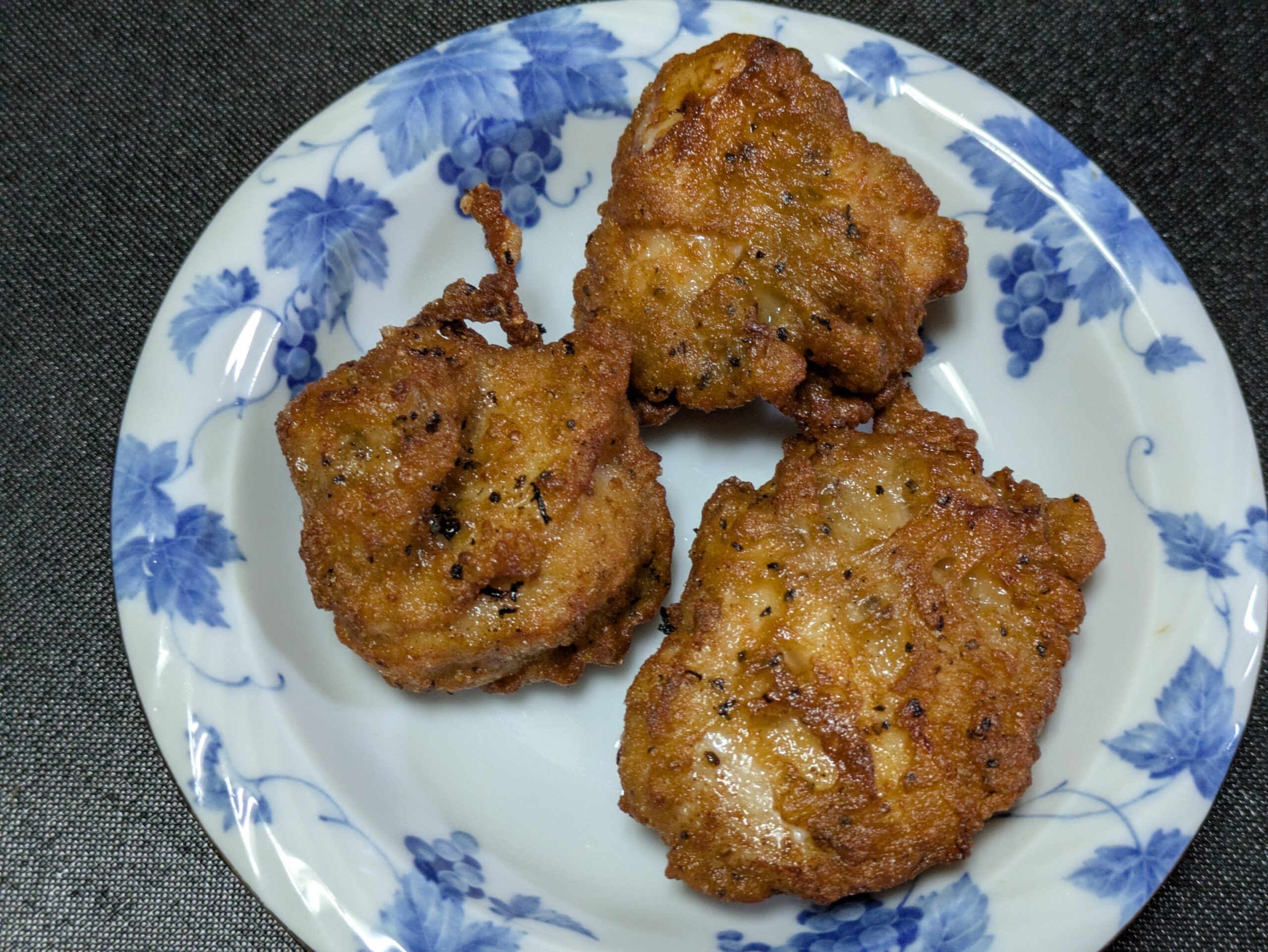 一度揚げしたヨーグルト入り鶏もも唐揚げ