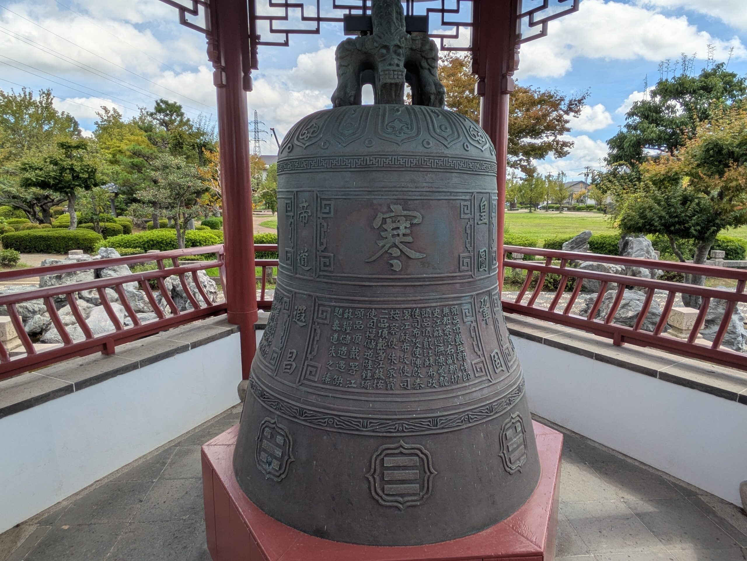 蘇州市エリアの庭園に設置された大きな鐘