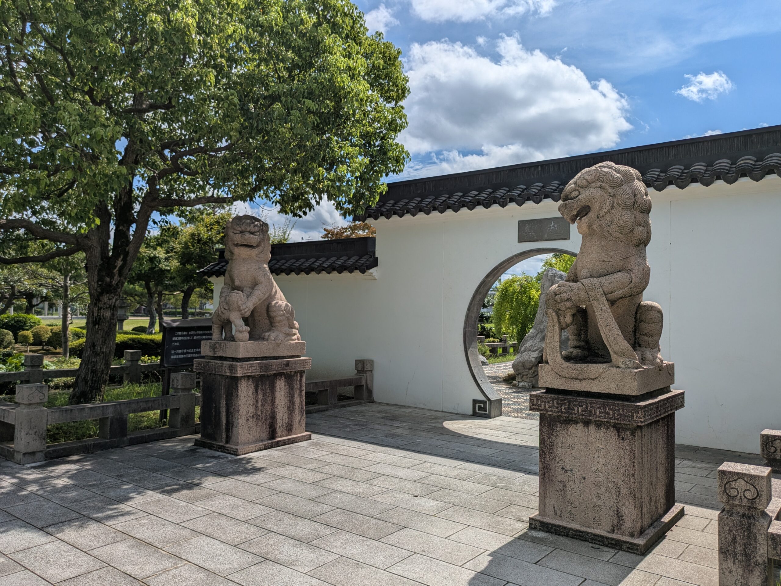 姉妹都市公園の蘇州市エリア入口にある獅子像