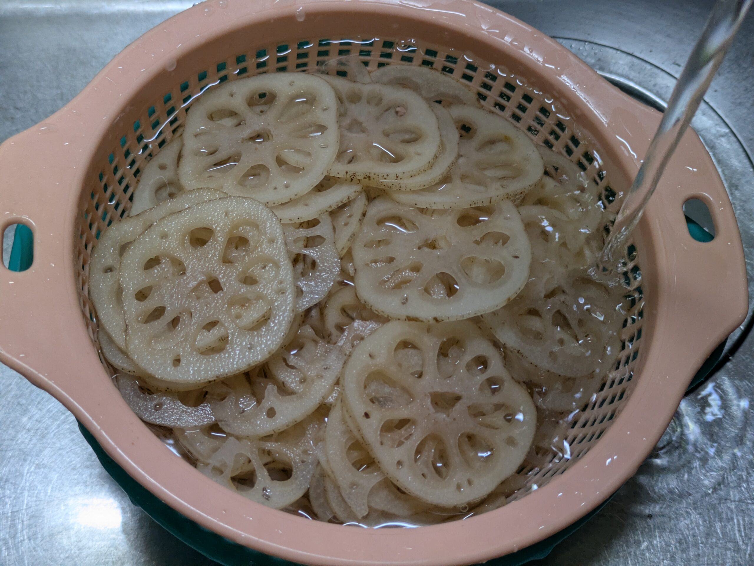 薄切りにした加賀れんこんを水にさらしている様子