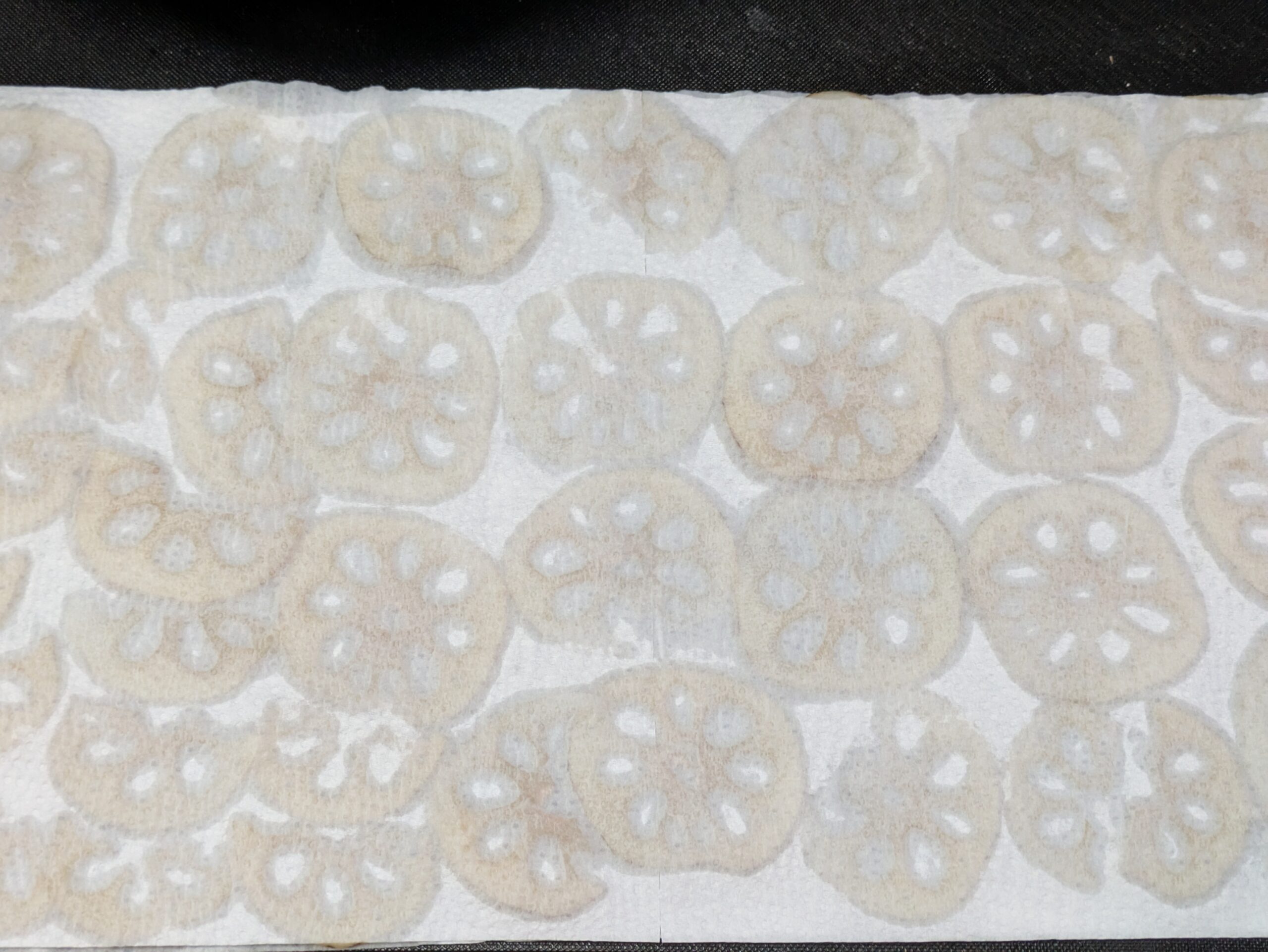 水にさらした加賀れんこんをキッチンペーパーで乾かしている様子
