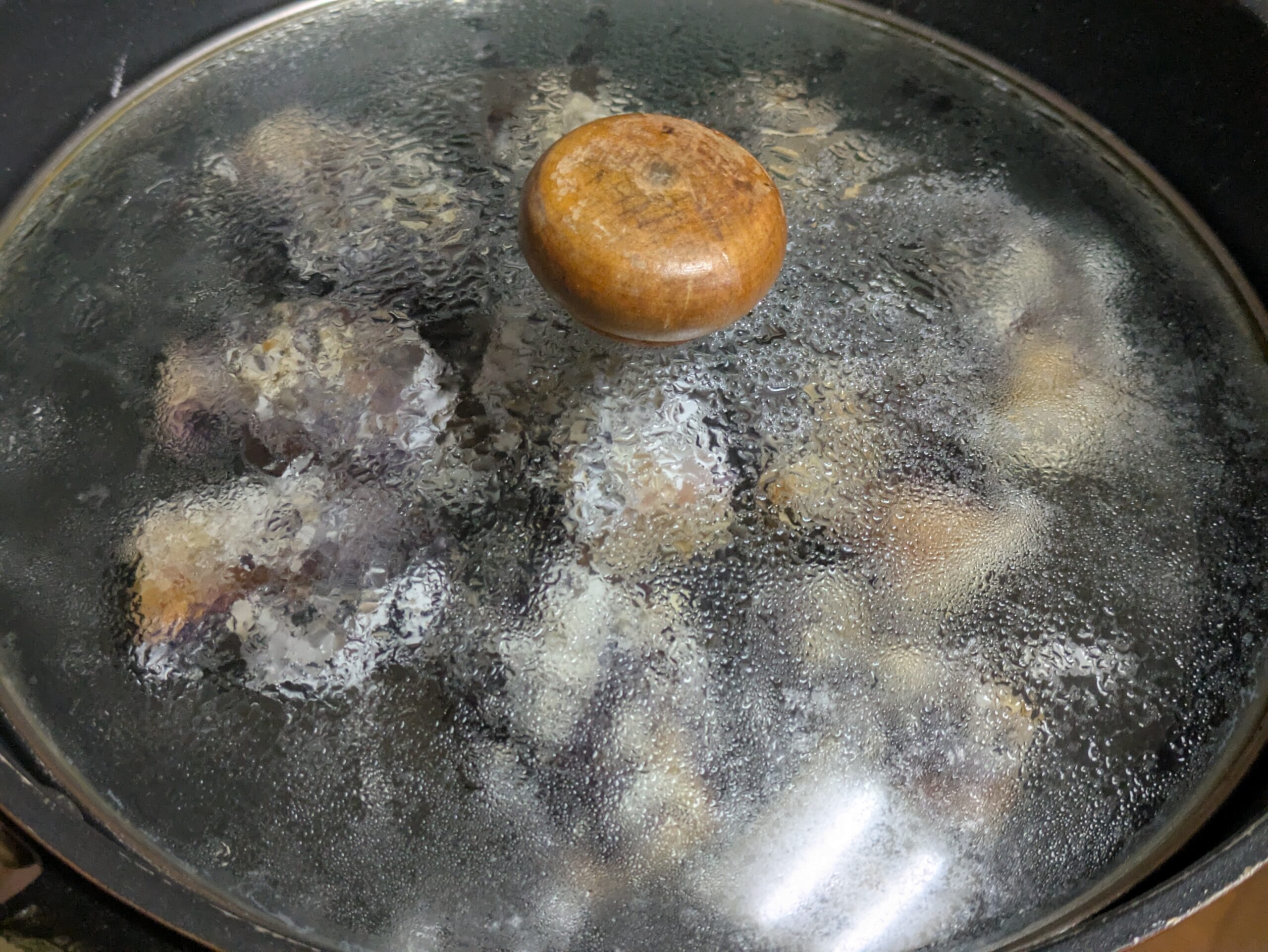 焼き目がついて柔らかくなってきたヘタ紫なす